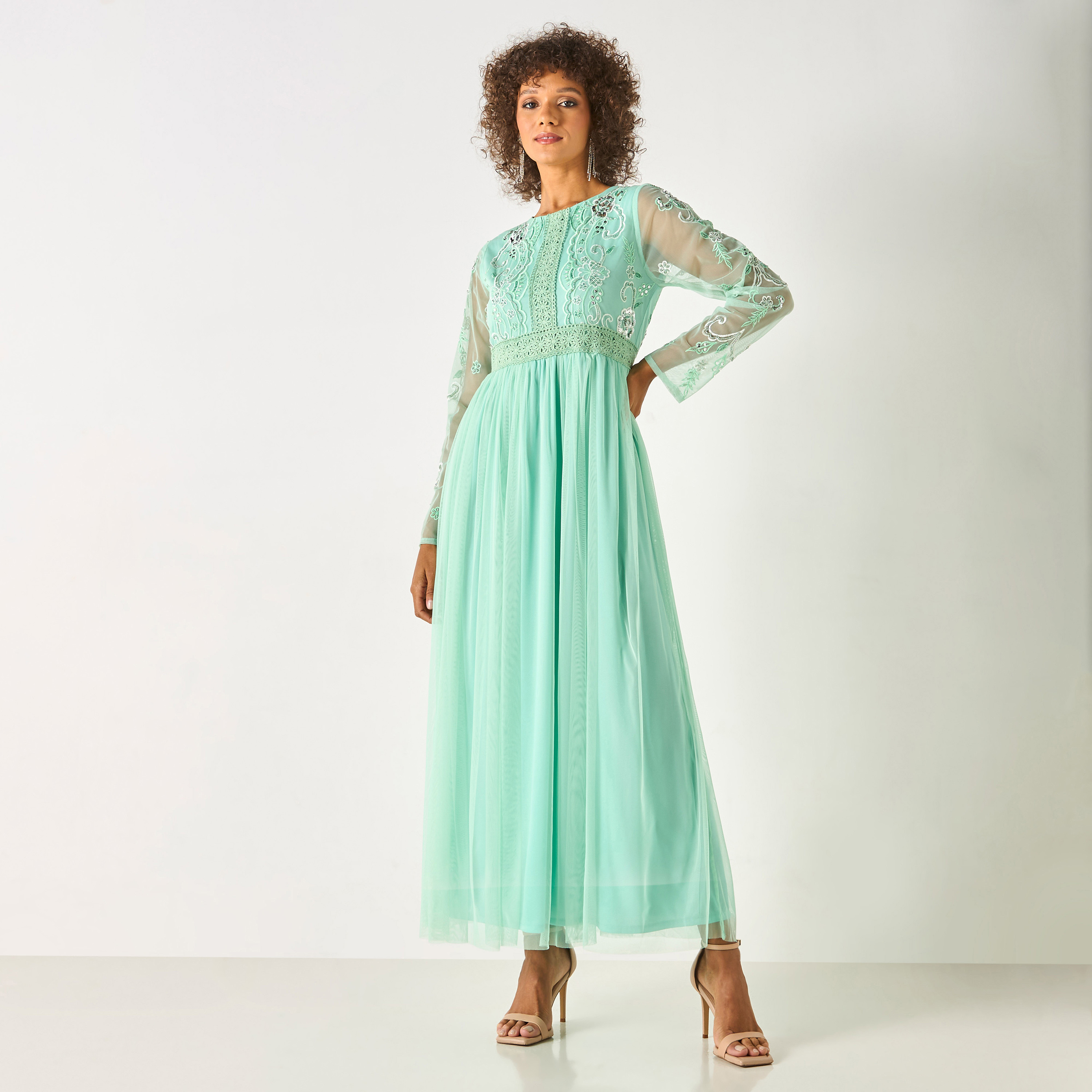 فستان طويل مزين بياقة مستديرة وأكمام طويلة من تشارمي-women-clothing-dresses-image-1
