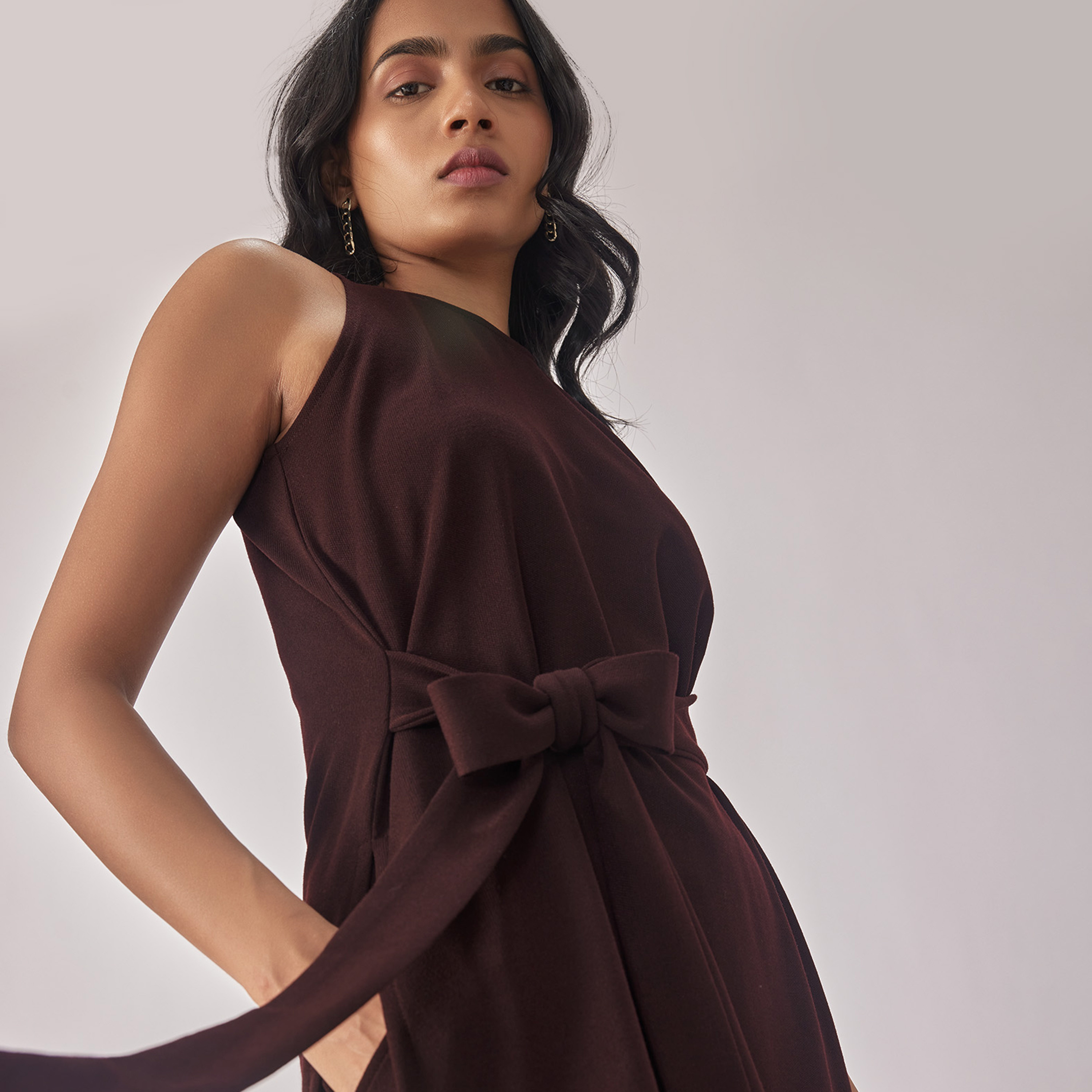 بلوزة برباط أمامي بدون أكمام ورقبة قارب سادة من ليبل أوف لايف-women-clothing-shirtsandblouses-blouses-image-3