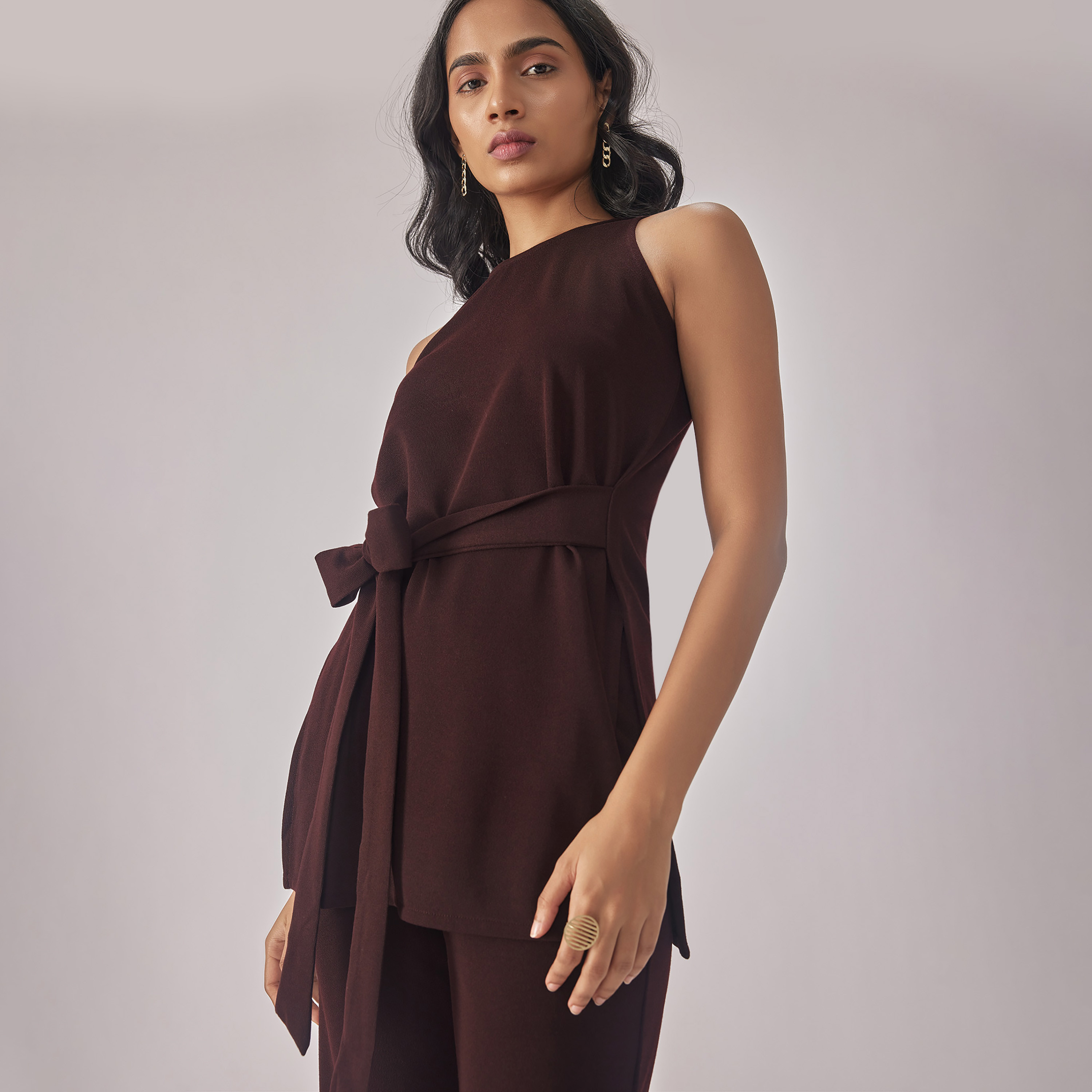 بلوزة برباط أمامي بدون أكمام ورقبة قارب سادة من ليبل أوف لايف-women-clothing-shirtsandblouses-blouses-image-5