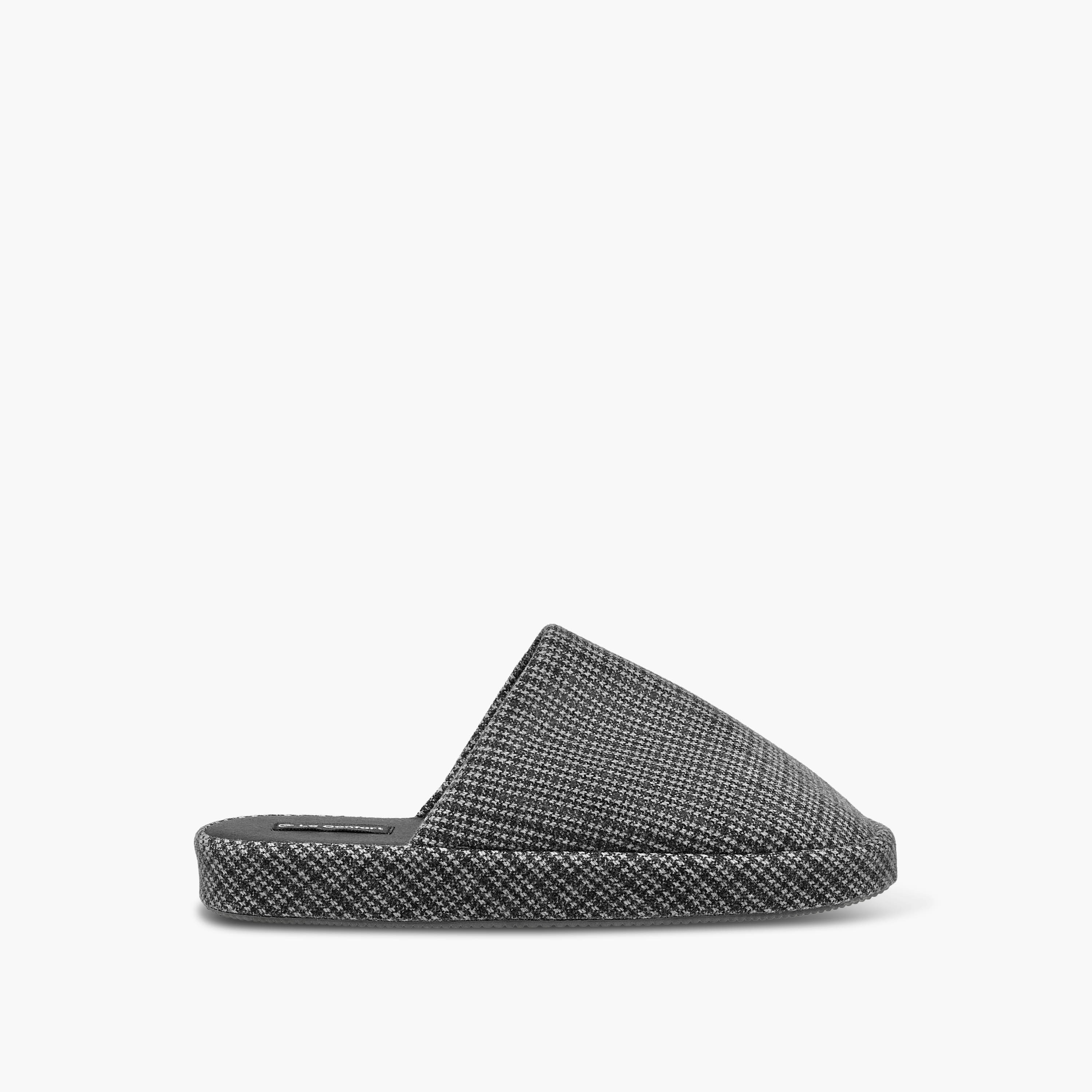 شبشب غرفة نوم بمربعات هاوندستوث للرجال من لو كونفورت-men-shoes-flipflopsandslides-image-2
