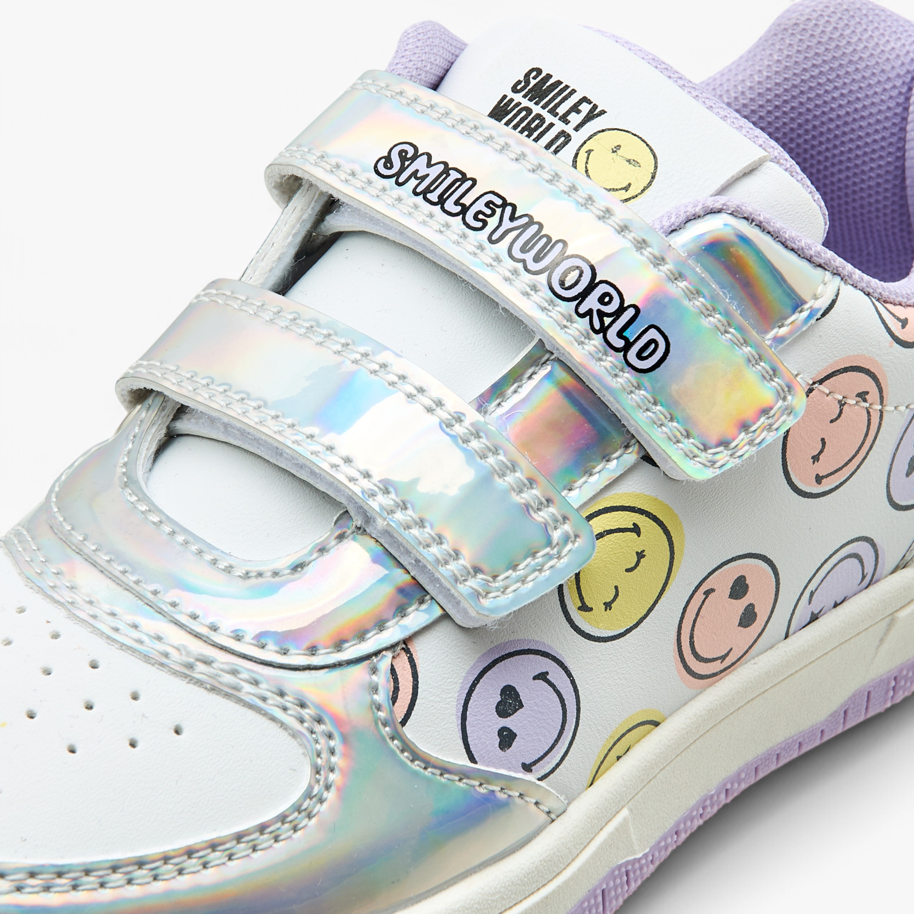 حذاء سنيكرز بشريط إغلاق لاصق وطبعات الشعار من سمايلي وورلد-girls-shoes-sneakers-image-2