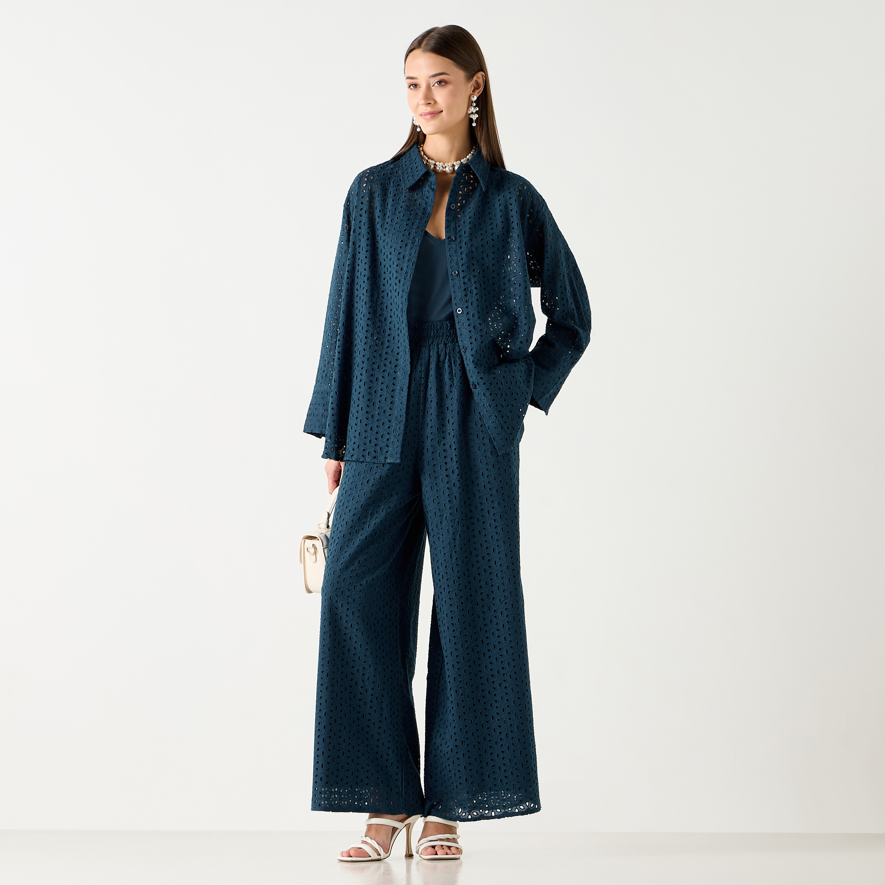 بنطلون شيفلي بارز الملمس واسع الساقين بخصر مطاطي وجيوب من سي نوار-women-clothing-bottoms-trousers-image-2