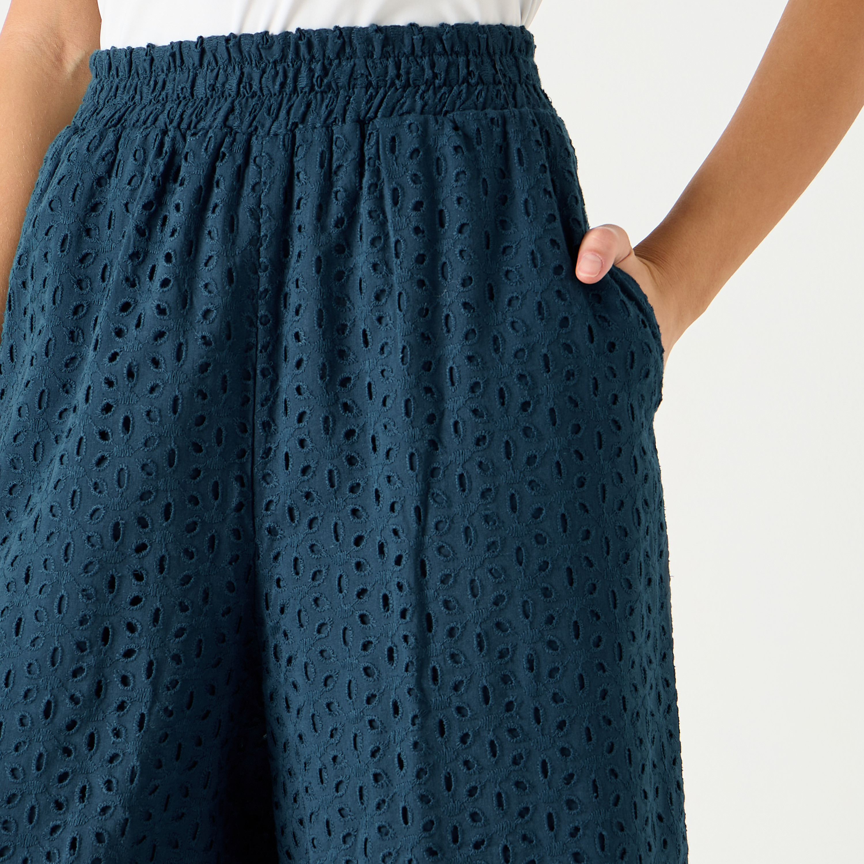 بنطلون شيفلي بارز الملمس واسع الساقين بخصر مطاطي وجيوب من سي نوار-women-clothing-bottoms-trousers-image-4