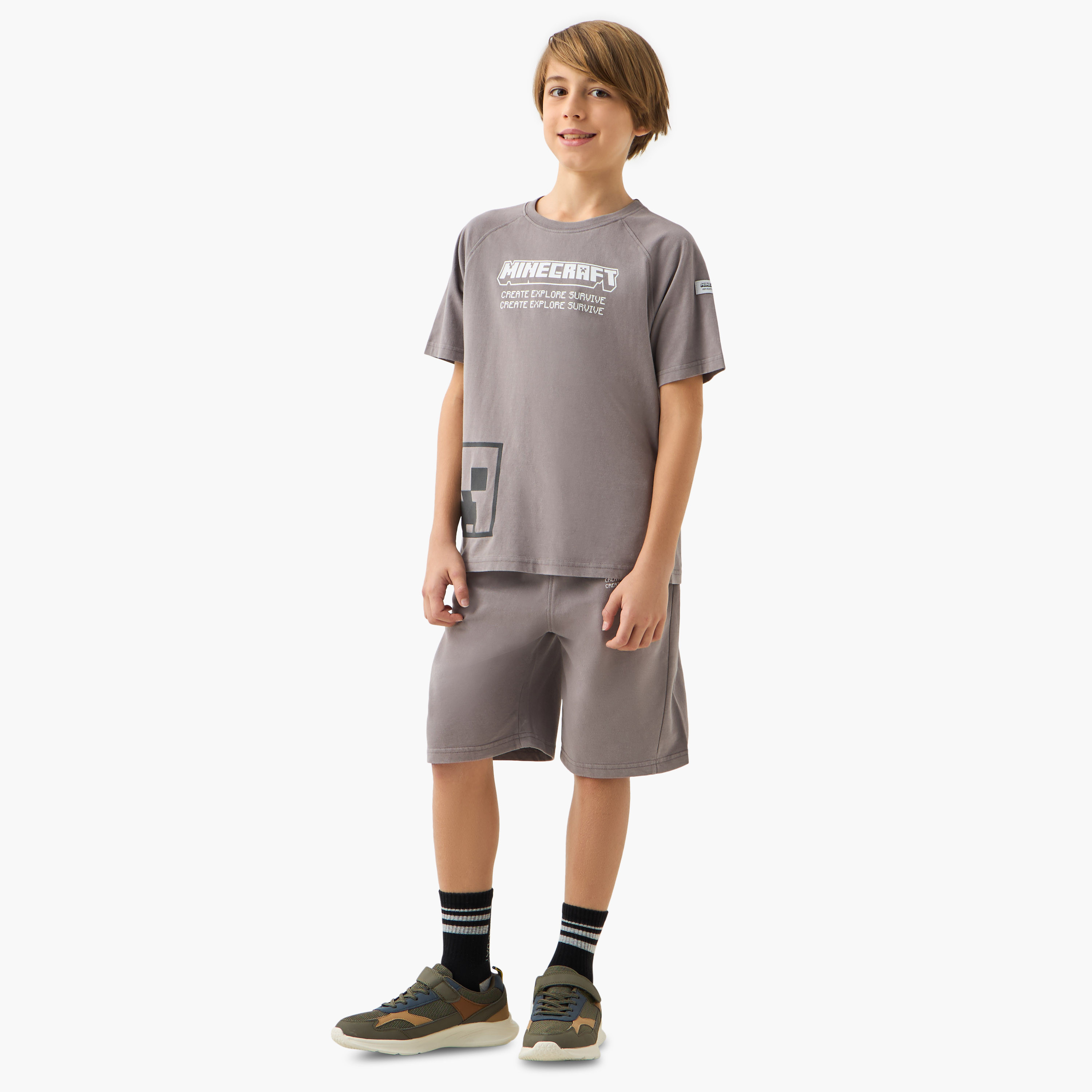 طقم شورت وتيشيرت بياقة ضيقة وطبعات-boys-clothing-setsandcoords-image-1