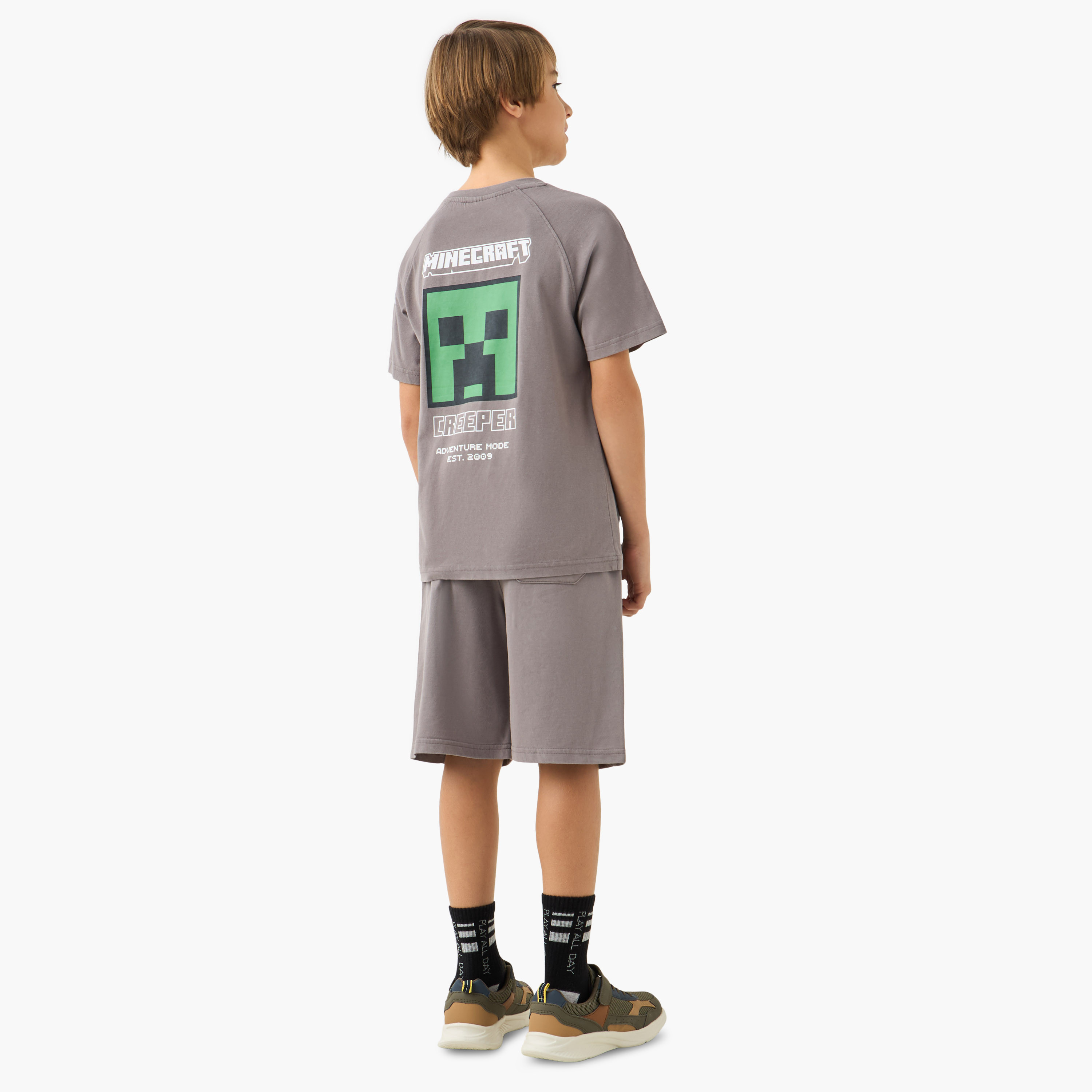 طقم شورت وتيشيرت بياقة ضيقة وطبعات-boys-clothing-setsandcoords-image-4