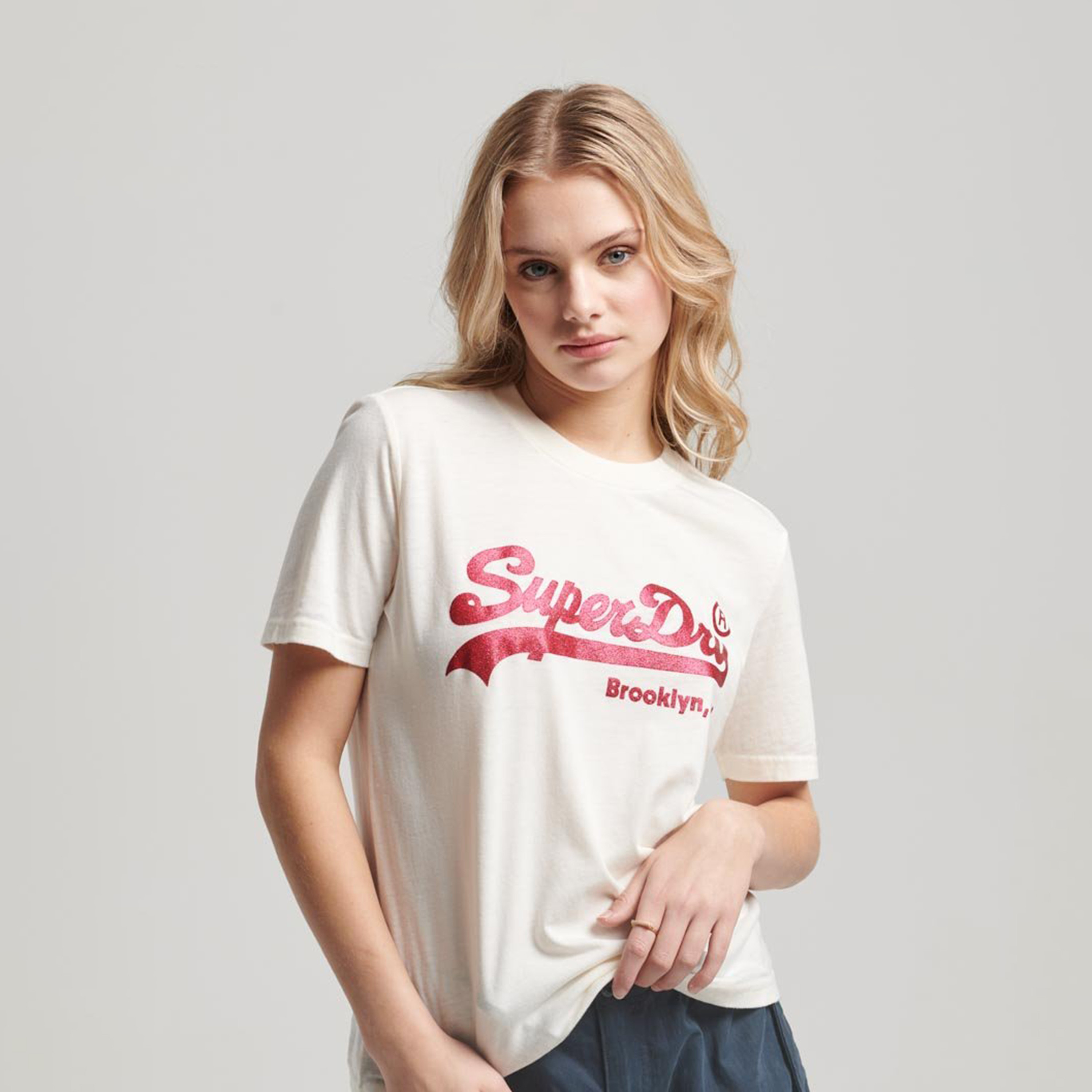 تي شيرت كلاسيكي مزين بشعار وياقة دائرية وأكمام قصيرة من سوبردراي-women-clothing-tshirts-image-1