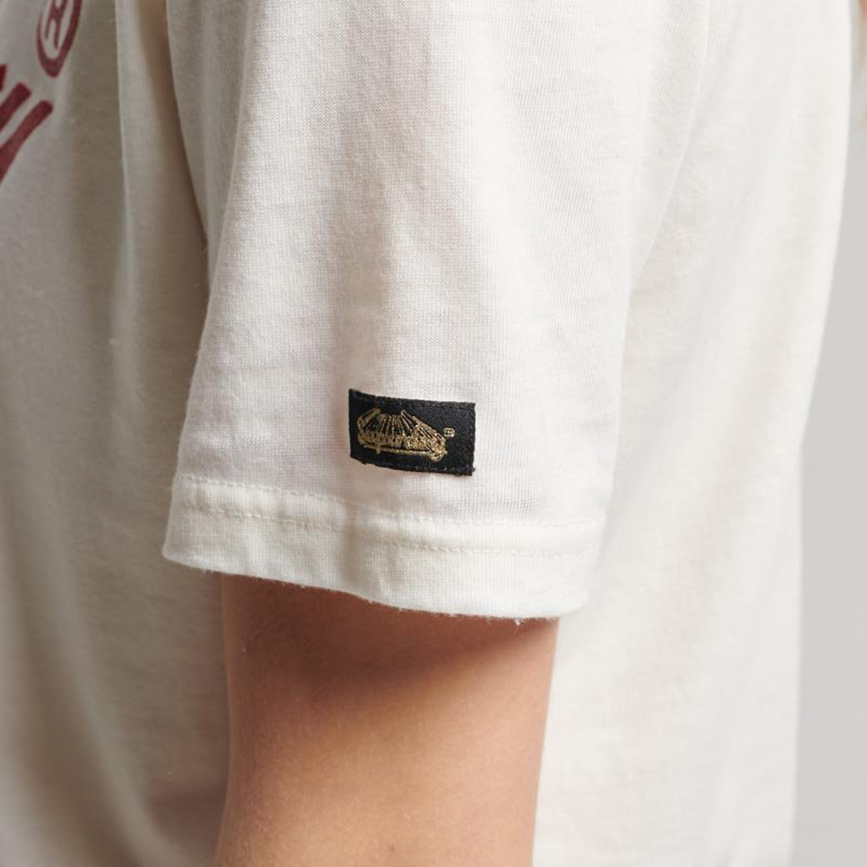تي شيرت كلاسيكي مزين بشعار وياقة دائرية وأكمام قصيرة من سوبردراي-women-clothing-tshirts-image-2