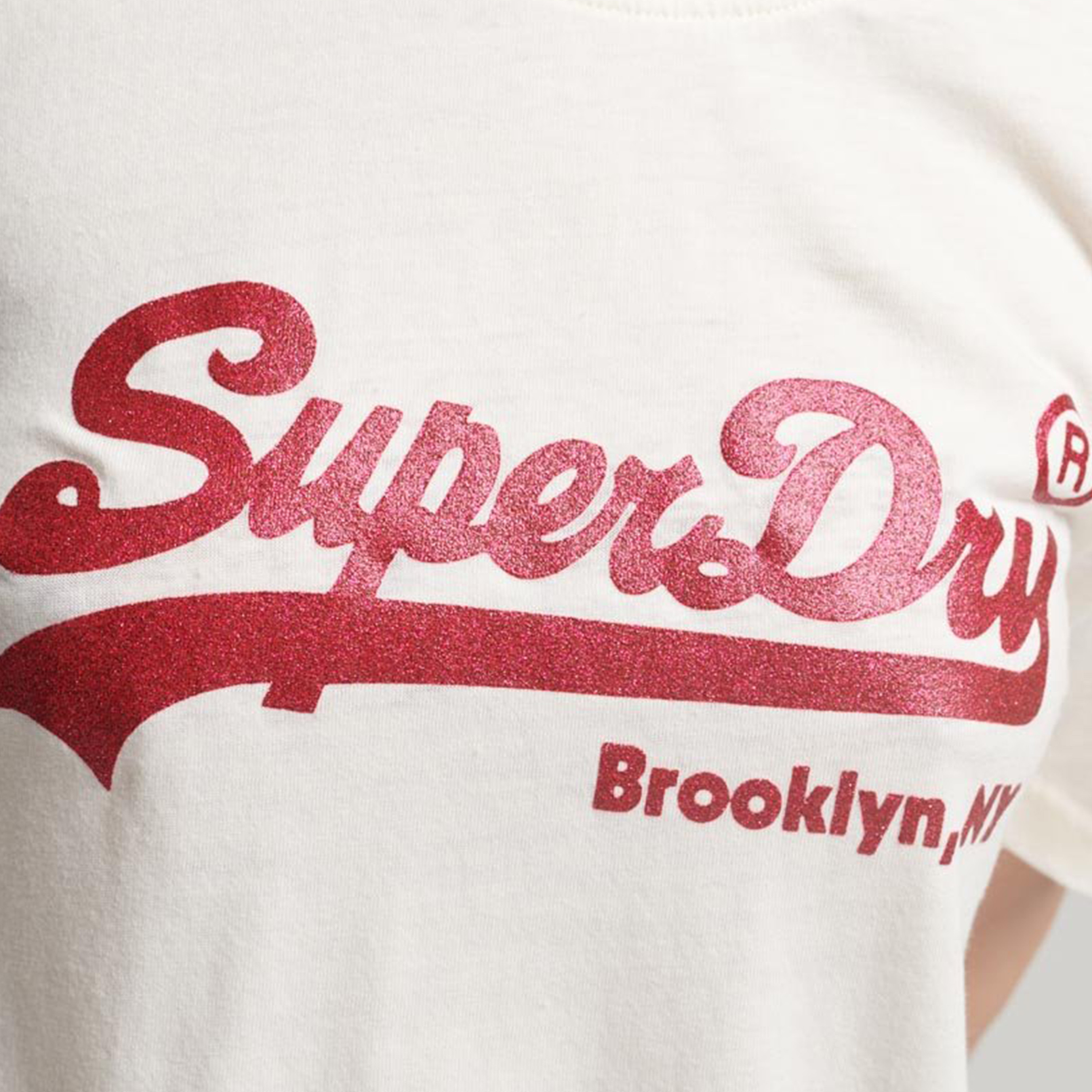 تي شيرت كلاسيكي مزين بشعار وياقة دائرية وأكمام قصيرة من سوبردراي-women-clothing-tshirts-image-3