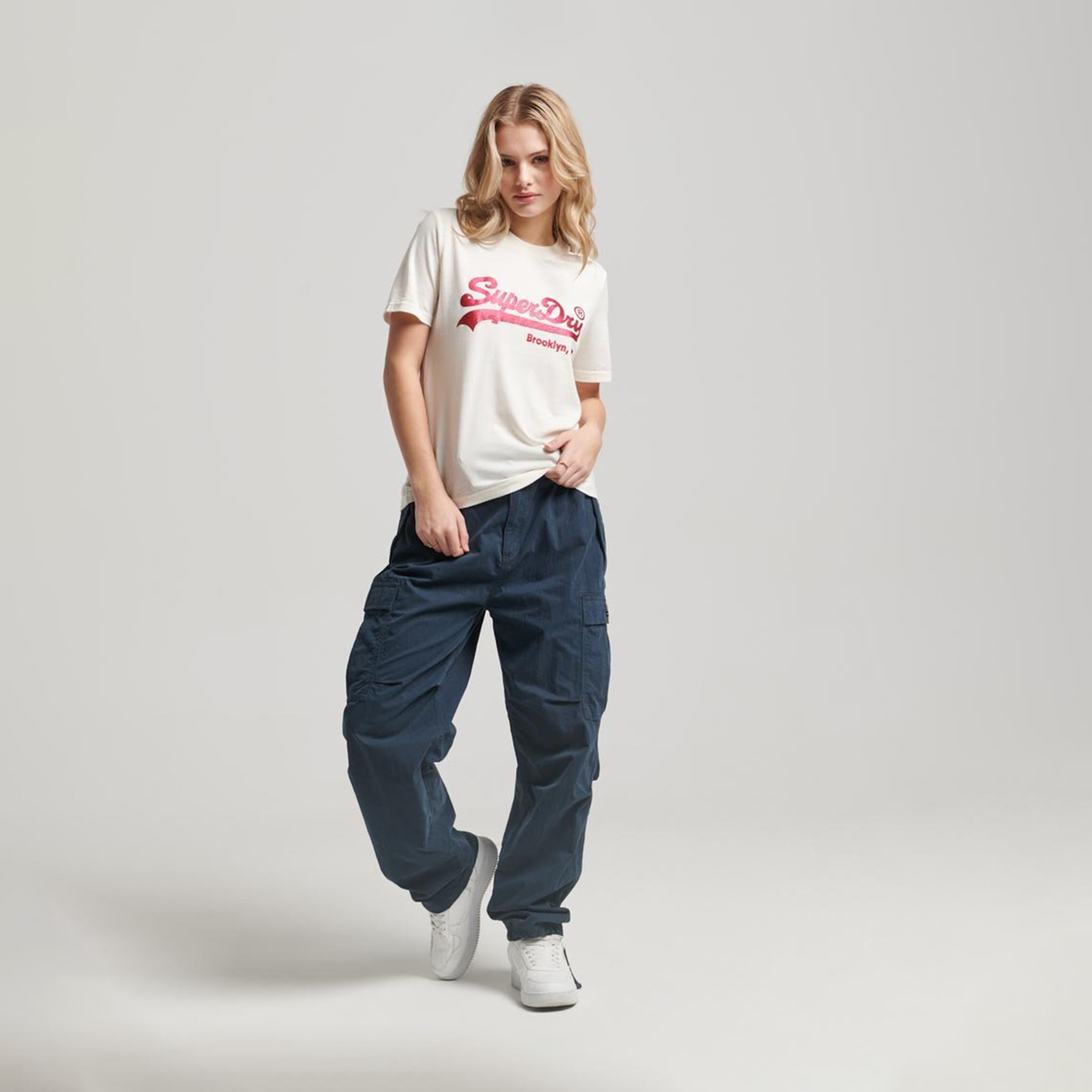 تي شيرت كلاسيكي مزين بشعار وياقة دائرية وأكمام قصيرة من سوبردراي-women-clothing-tshirts-image-4