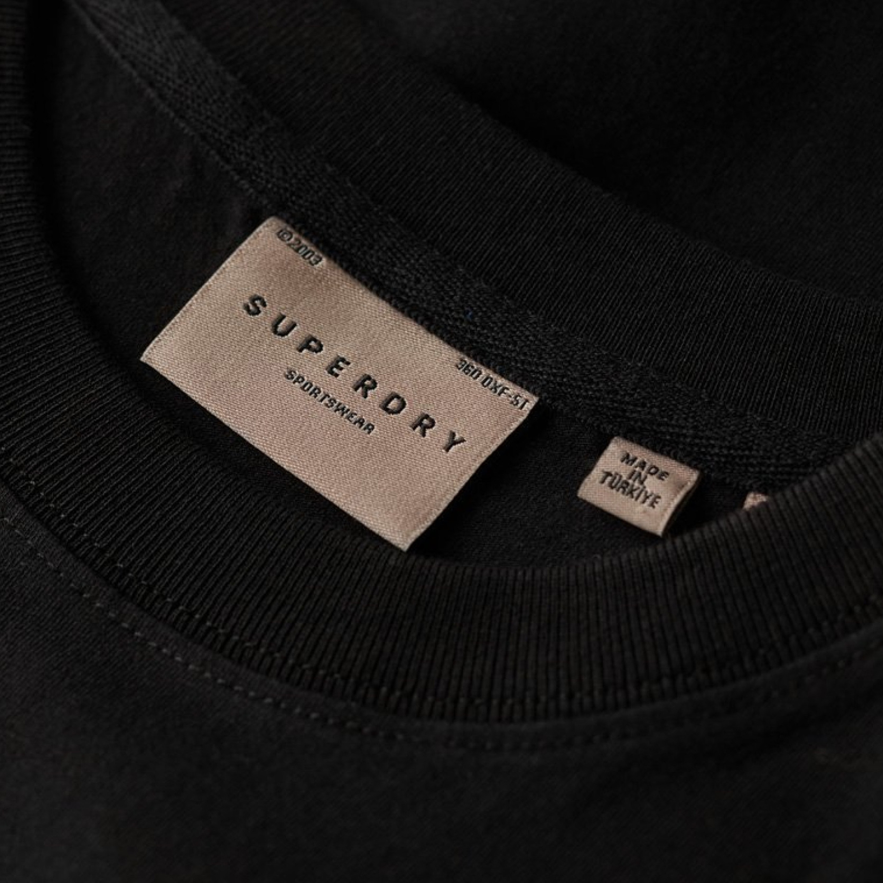 تي شيرت نسائي برقبة دائرية وأكمام قصيرة بشعار من سوبردراي-women-clothing-tshirts-image-3