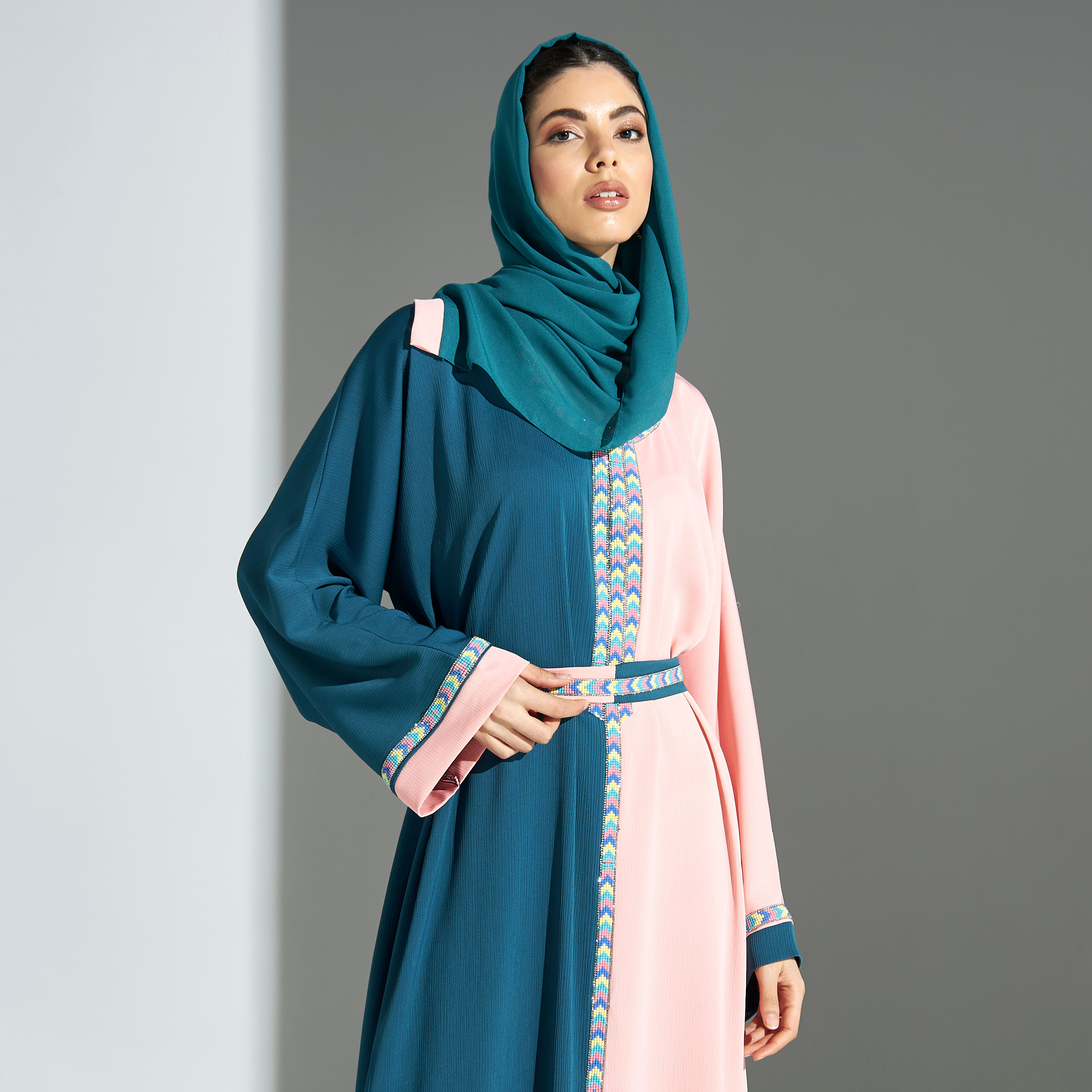 عباية بقوالب ملونة وتفاصيل مطرزة مع حجاب من مليكة-women-arabicclothing-abayas-image-2