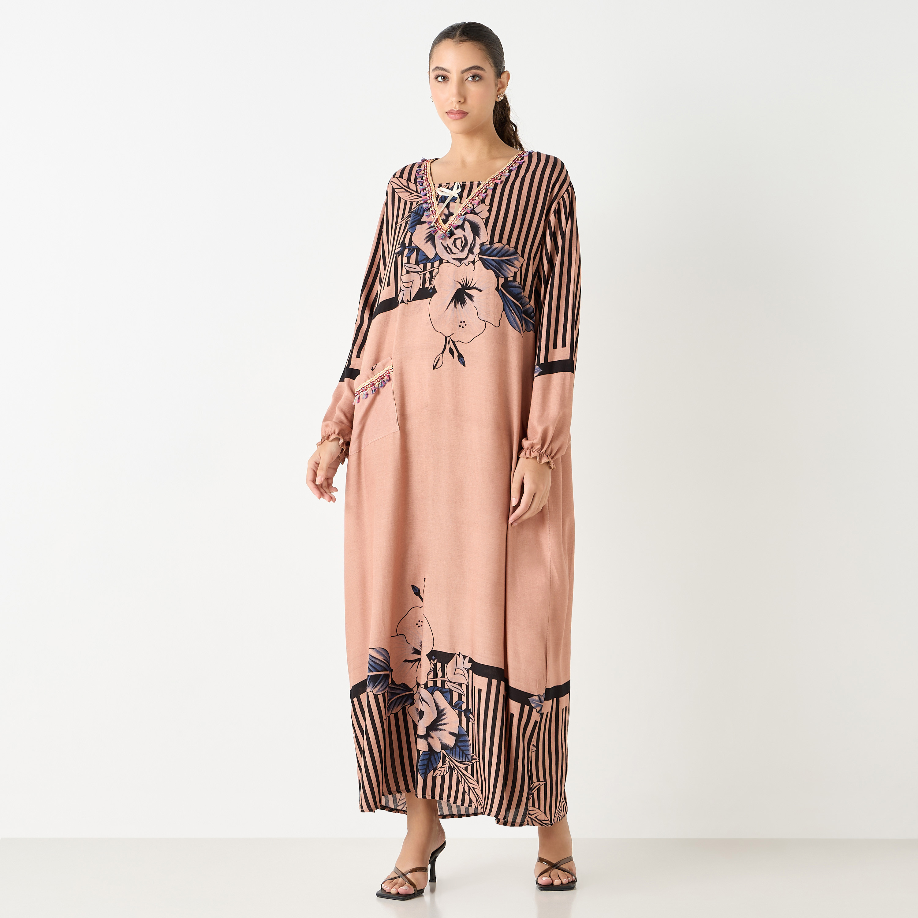 جلابية بياقة V وجيوب وطبعات زهرية من مليكة-women-arabicclothing-jalabiyas-image-1