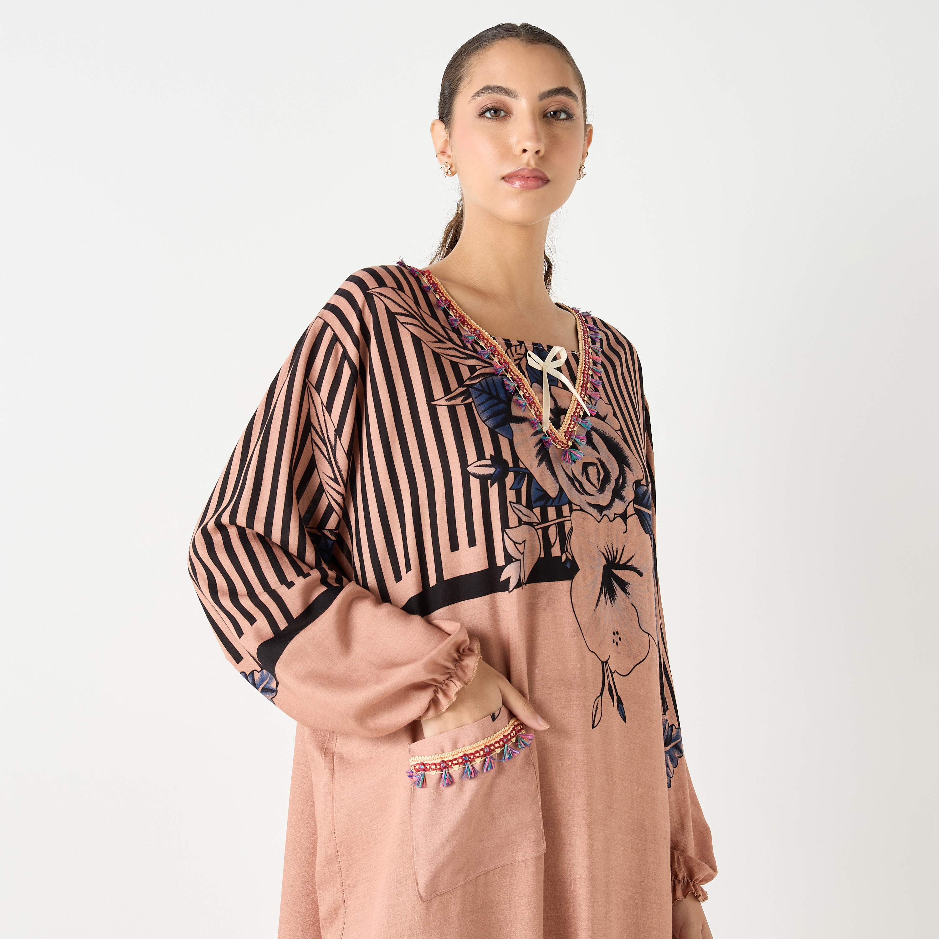 جلابية بياقة V وجيوب وطبعات زهرية من مليكة-women-arabicclothing-jalabiyas-image-2