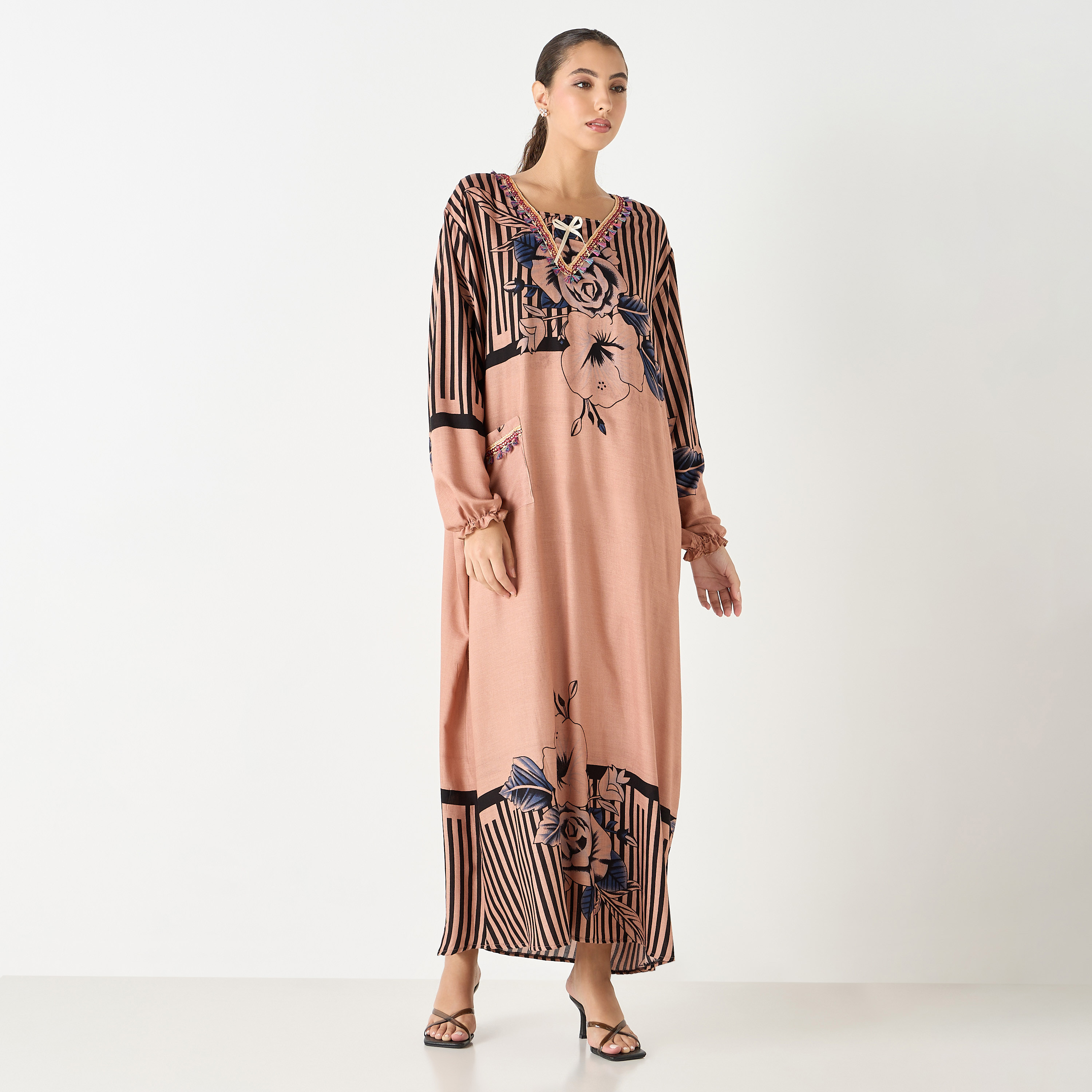 جلابية بياقة V وجيوب وطبعات زهرية من مليكة-women-arabicclothing-jalabiyas-image-3