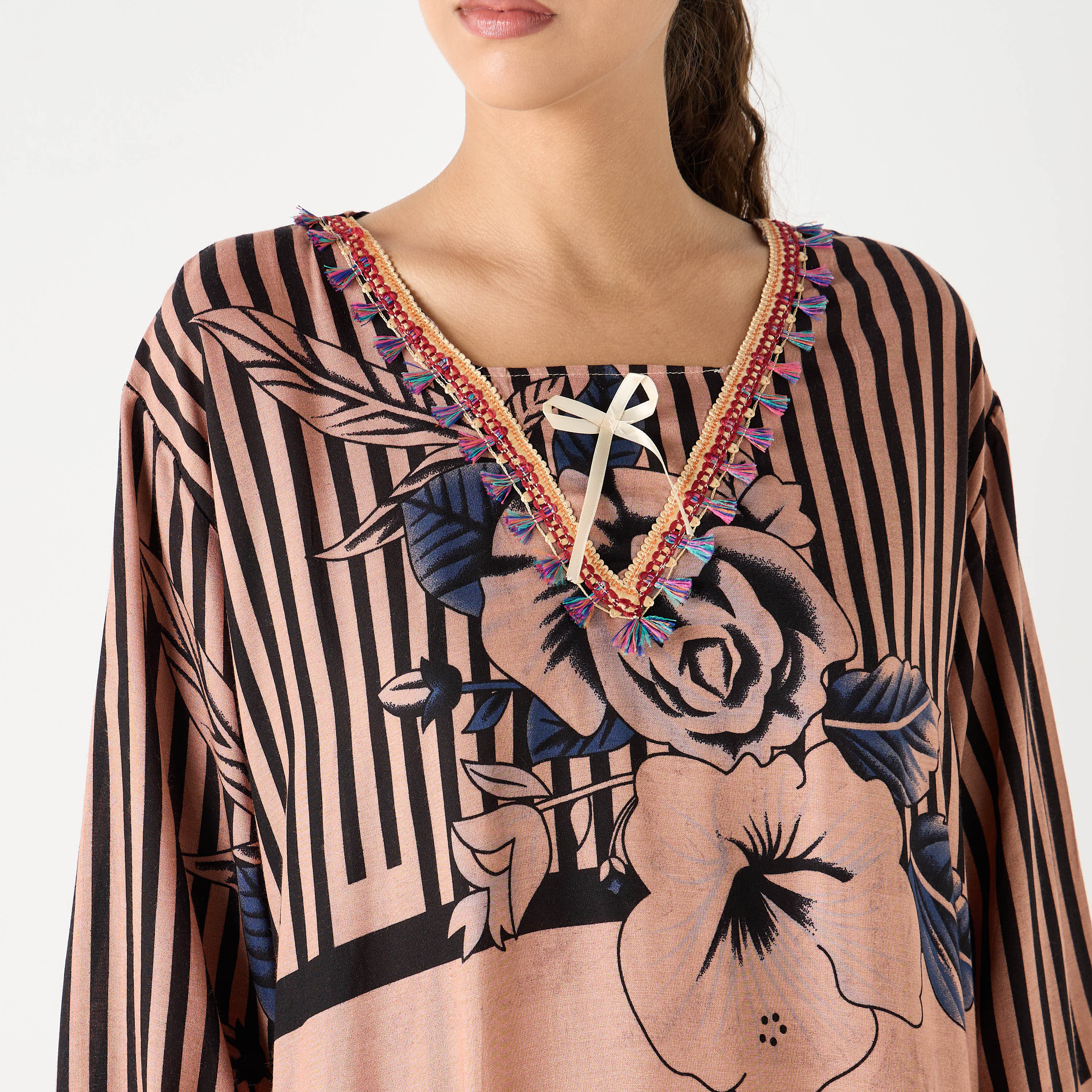 جلابية بياقة V وجيوب وطبعات زهرية من مليكة-women-arabicclothing-jalabiyas-image-5