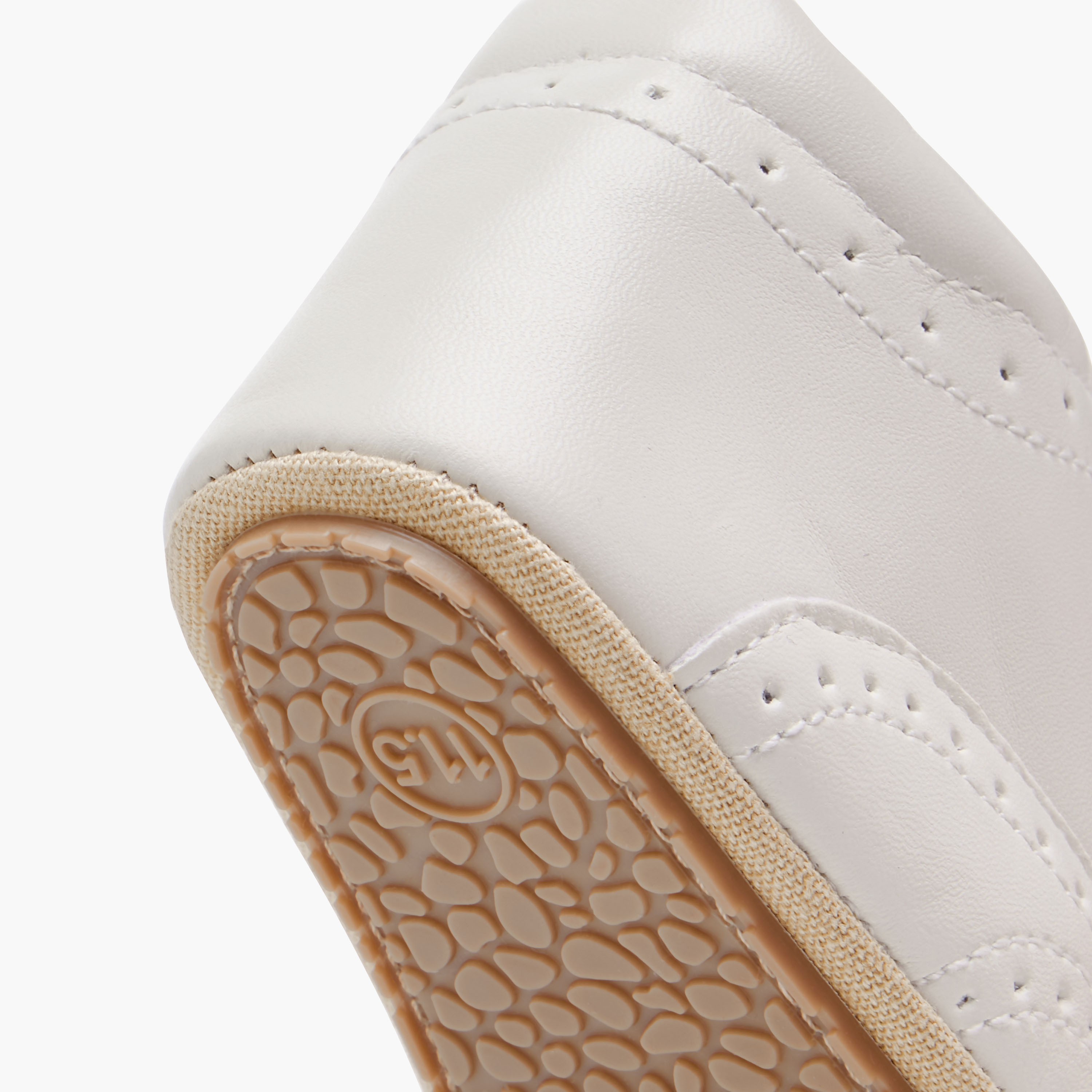 بوت بارز الملمس بتفاصيل رباط من جونيورز-baby-boys-shoes-closedshoes-image-1