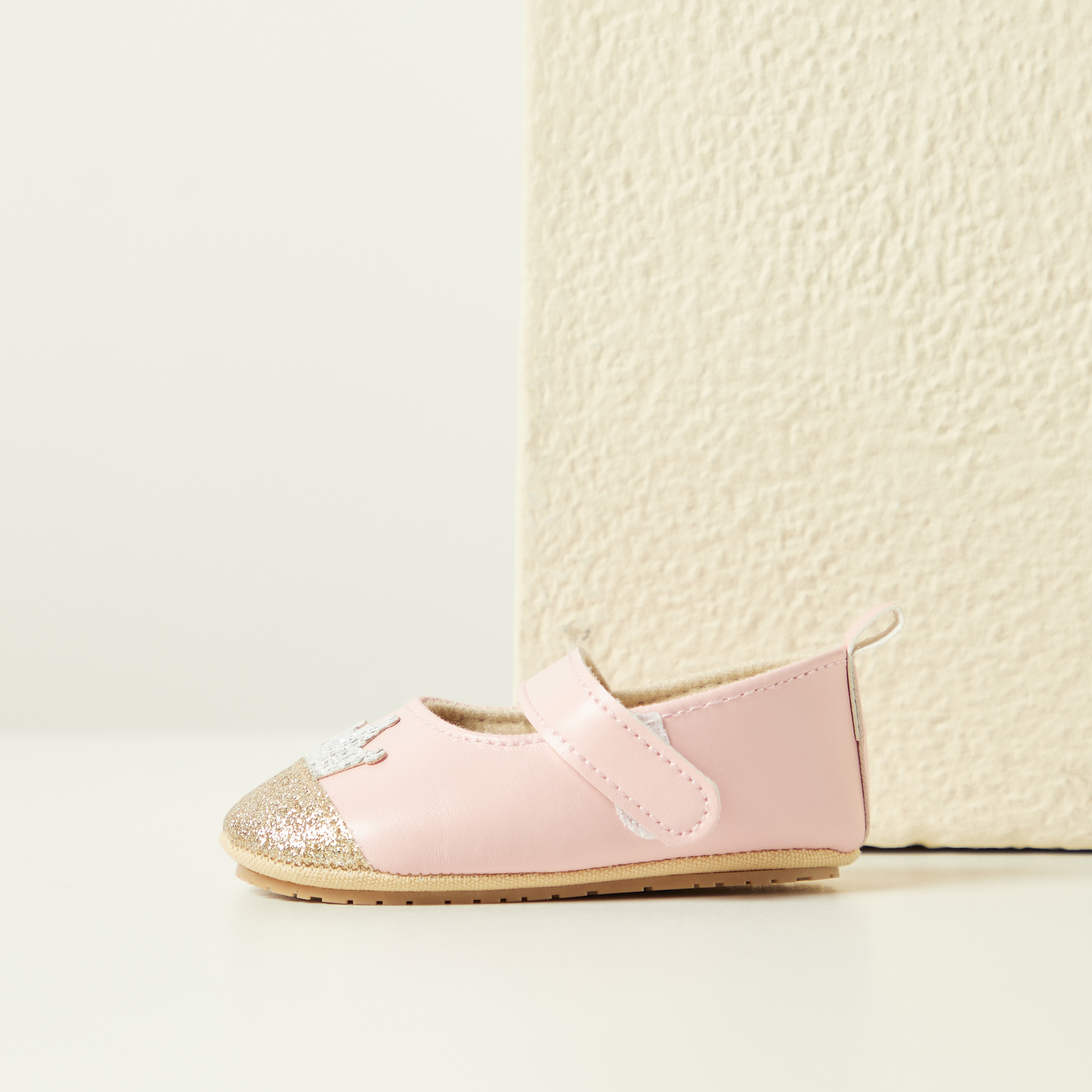 بوت بتفاصيل زخارف وشريط إغلاق لاصق من جونيورز-baby-girls-shoes-booties-image-1