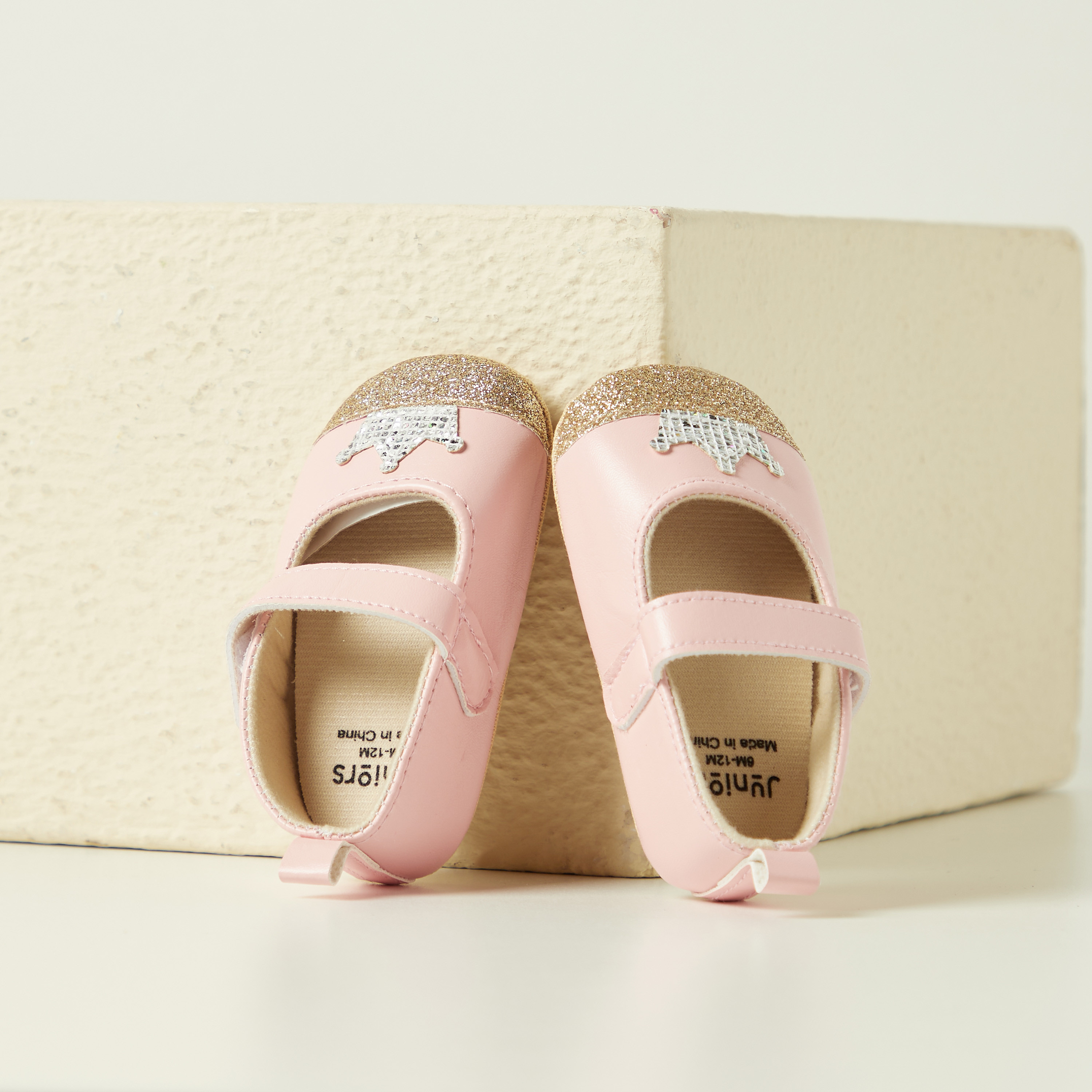 بوت بتفاصيل زخارف وشريط إغلاق لاصق من جونيورز-baby-girls-shoes-booties-image-2
