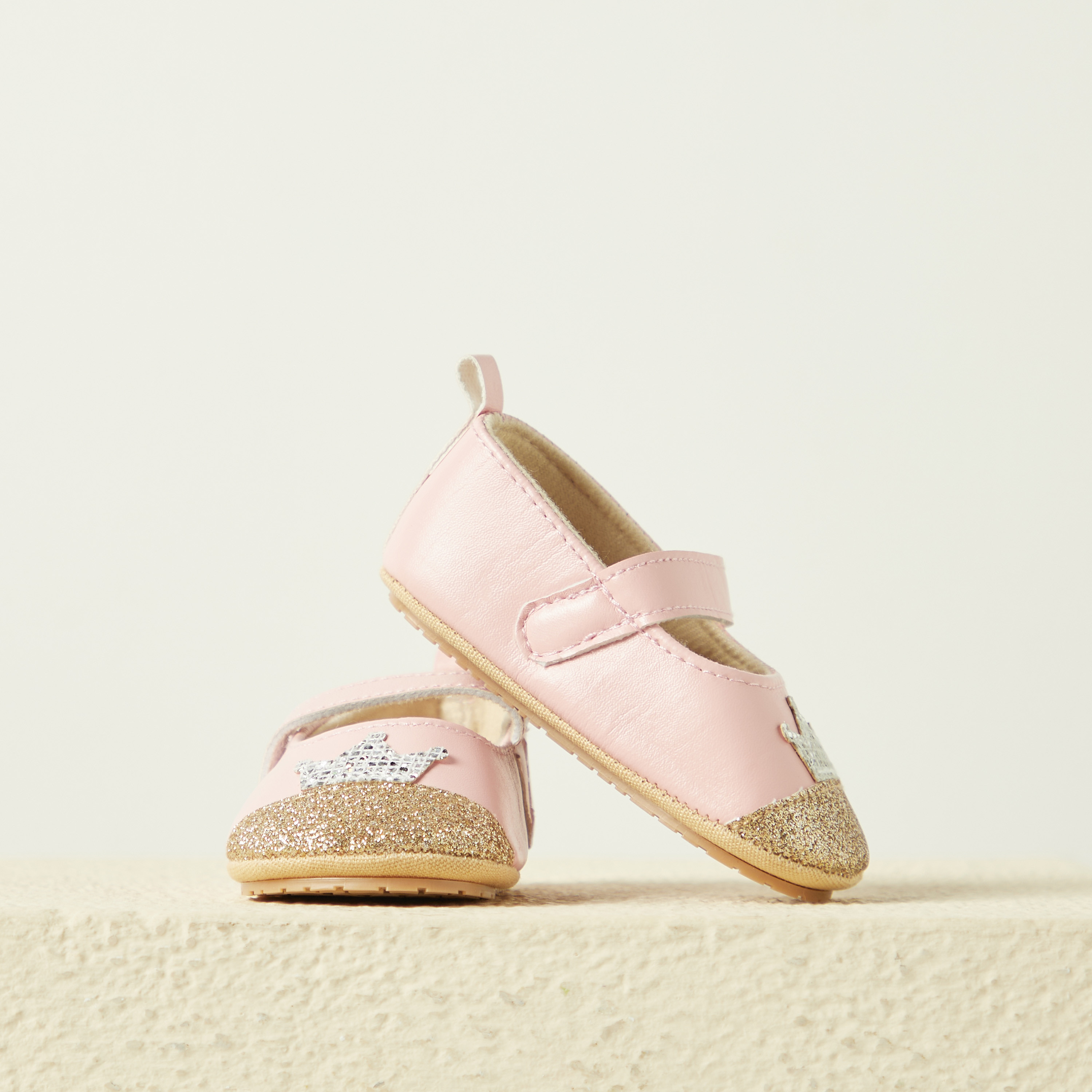 بوت بتفاصيل زخارف وشريط إغلاق لاصق من جونيورز-baby-girls-shoes-booties-image-3