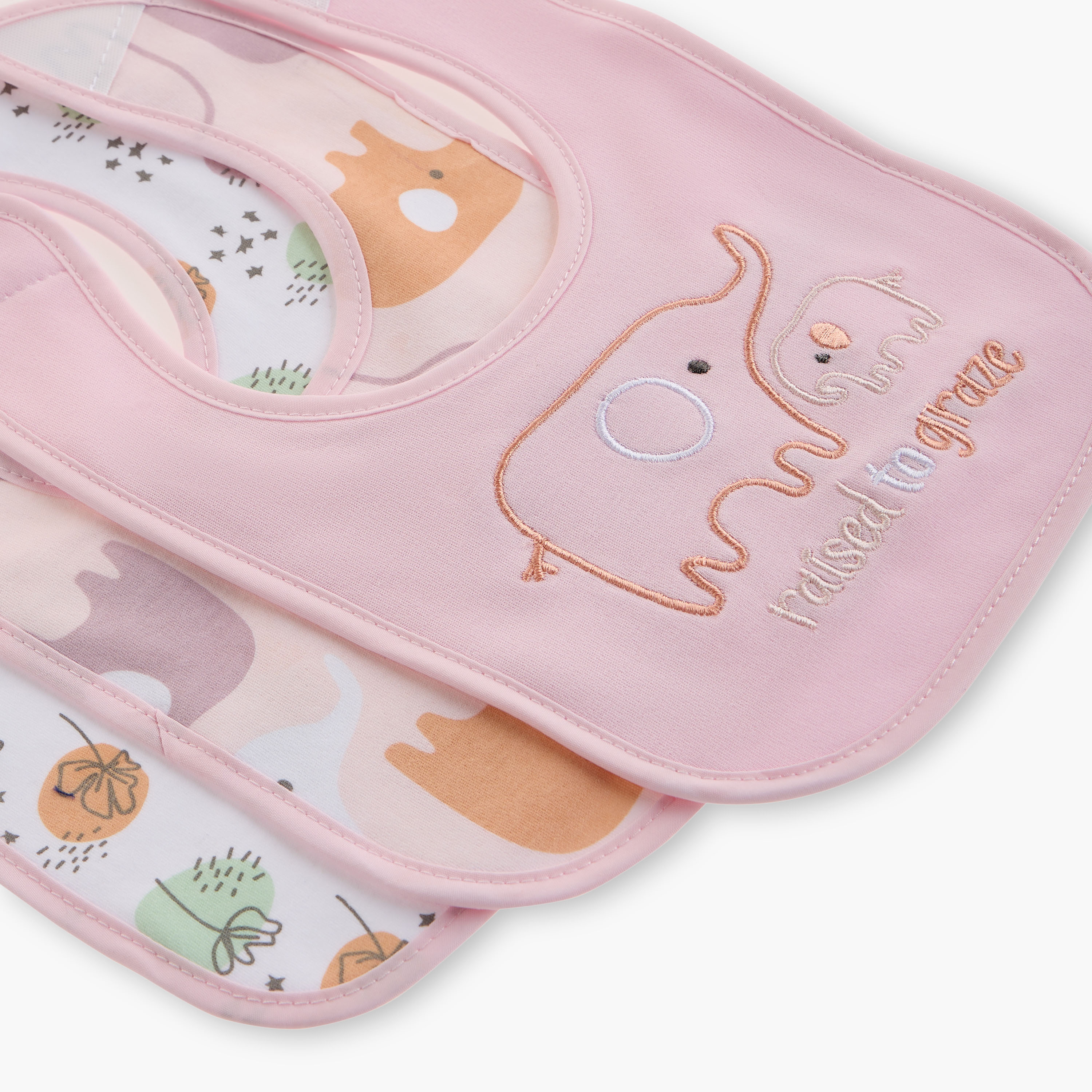 مريلة بطبعات وشريط إغلاق لاصق من جونيورز - طقم من 3 قطع-baby-feeding-bibs-image-6