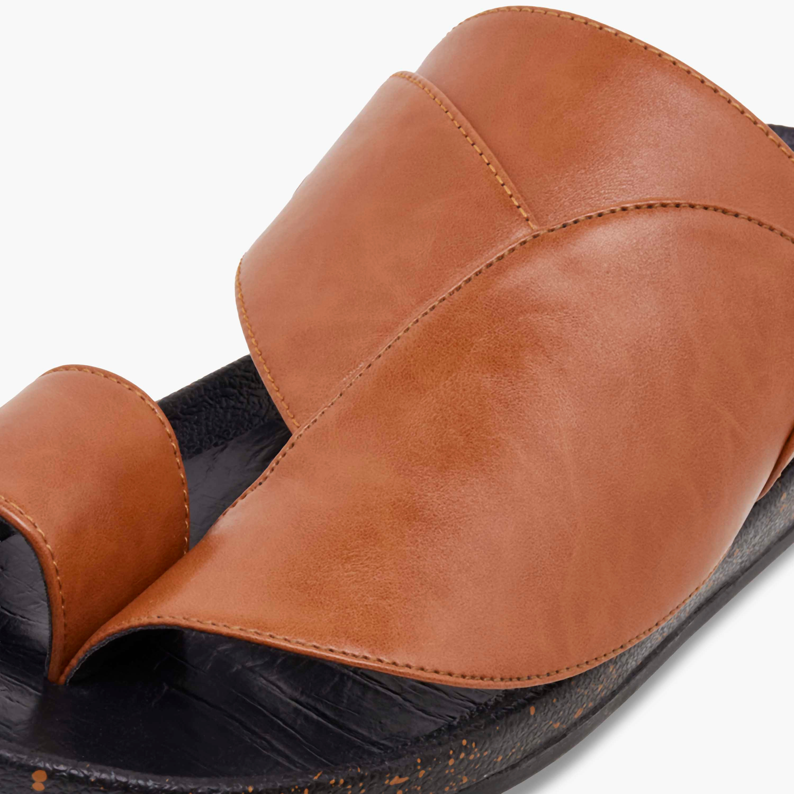 صندل عربي بتفاصيل حلقة إصبع للرجال من إل بي إل من شوإكسبريس-men-shoes-sandals-image-4