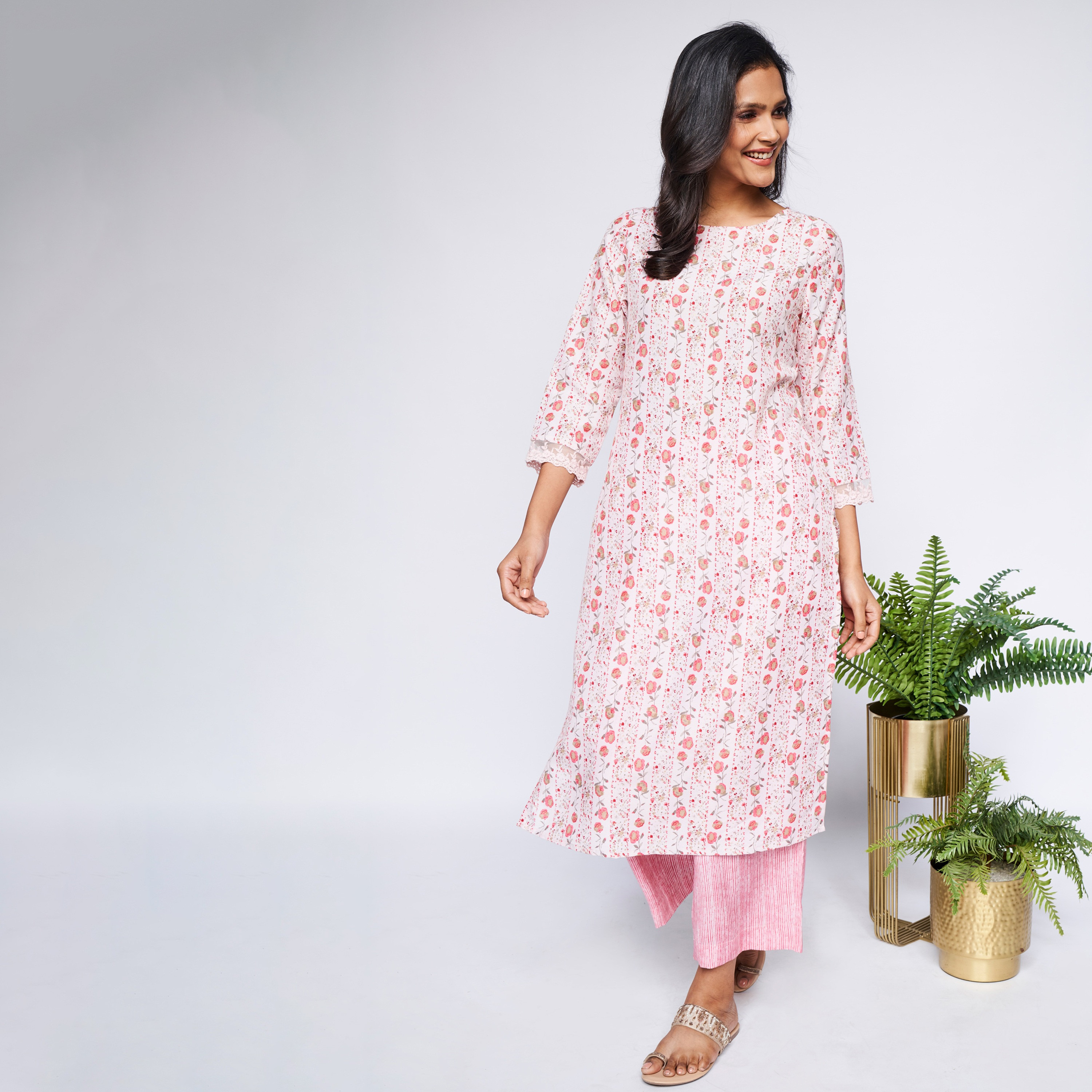 طقم قطعتين من كورتا مستقيمة مطبوعة برقبة دائرية مع بالازو مطبوع من آي تي إس إي-women-clothing-ethnicwear-salwarsuits-image-1