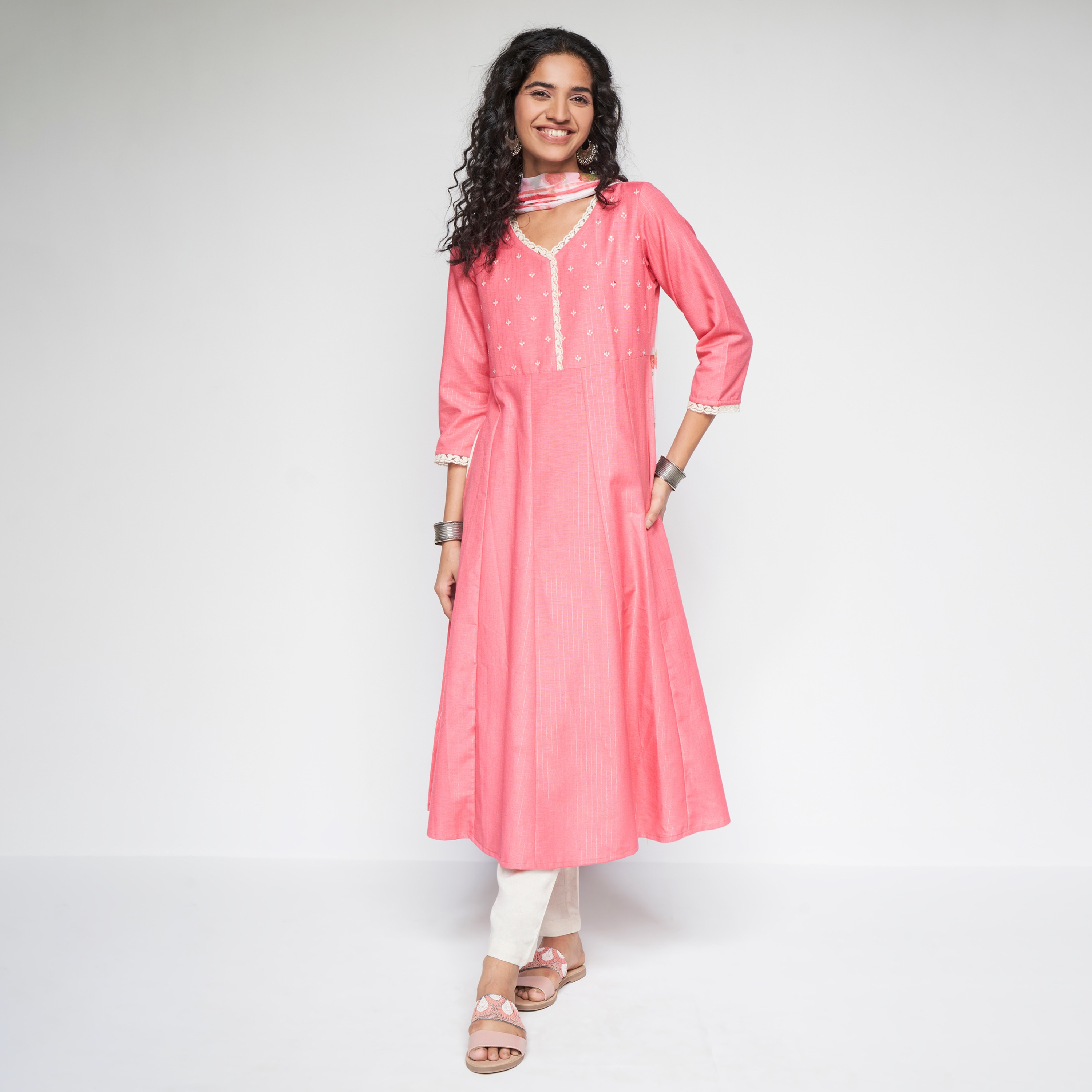 طقم قطعتين من كورتا متوهجة مطرزة برقبة على شكل وى مع دوباتا مطبوع من آي تي إس إي-women-clothing-ethnicwear-salwarsuits-image-1