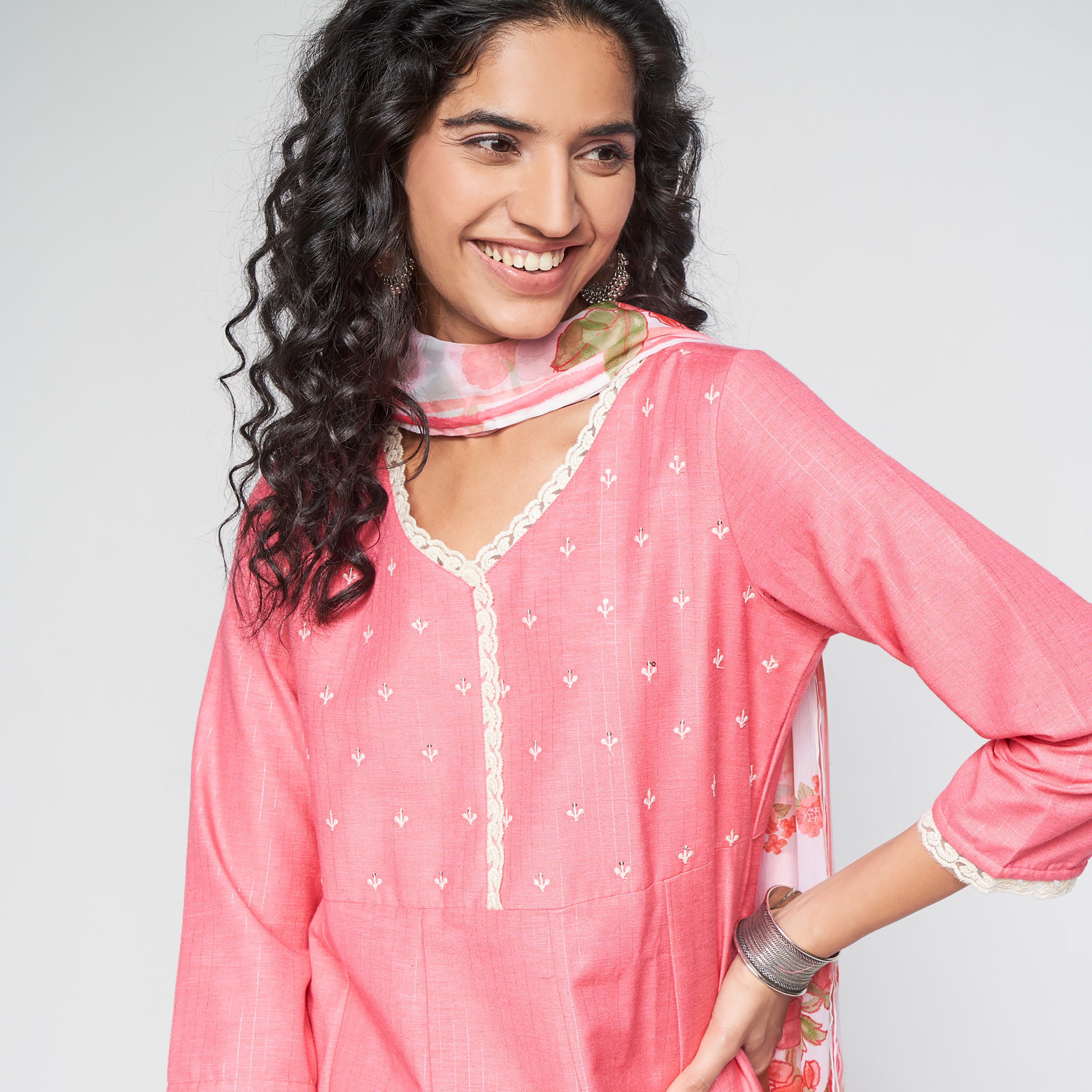 طقم قطعتين من كورتا متوهجة مطرزة برقبة على شكل وى مع دوباتا مطبوع من آي تي إس إي-women-clothing-ethnicwear-salwarsuits-image-2