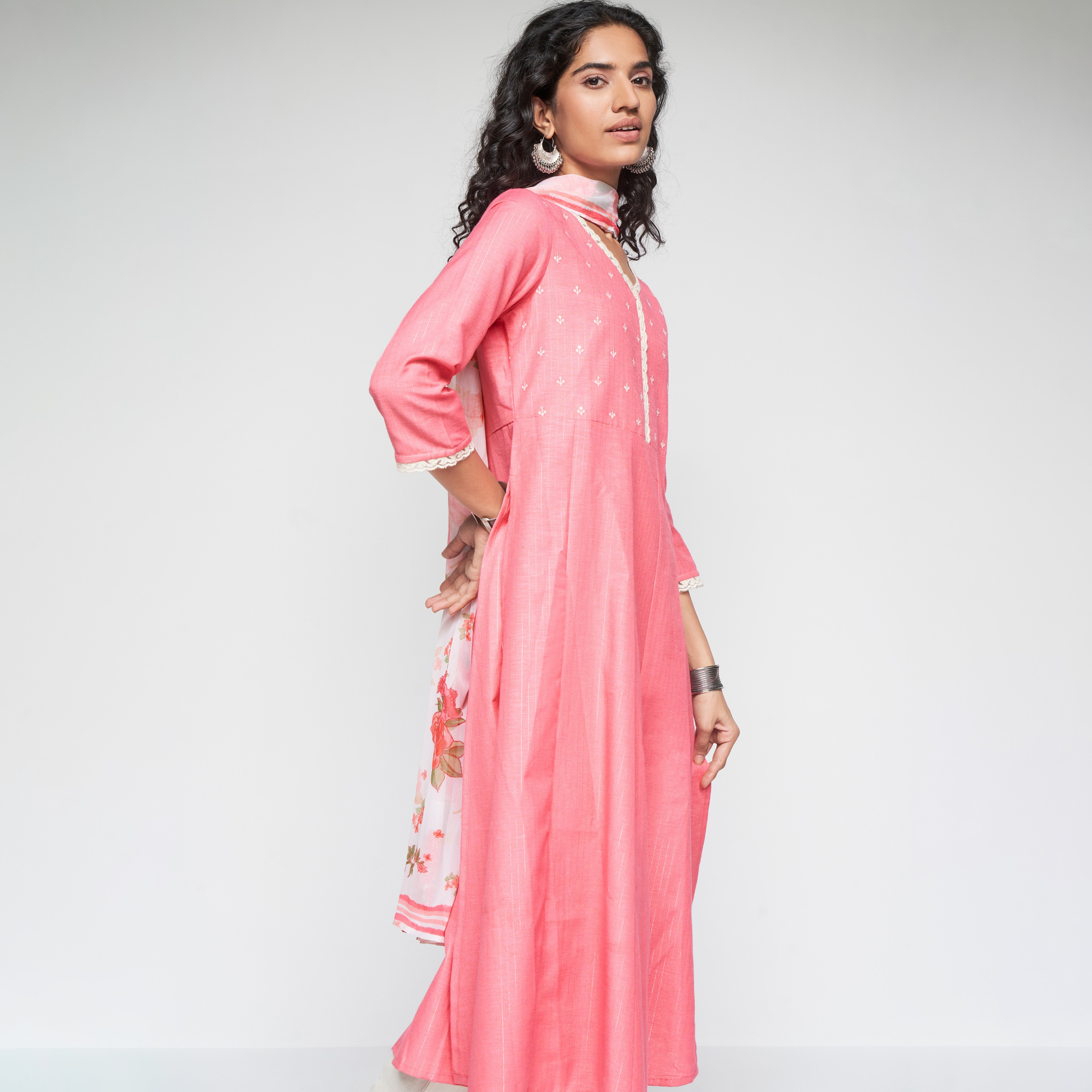 طقم قطعتين من كورتا متوهجة مطرزة برقبة على شكل وى مع دوباتا مطبوع من آي تي إس إي-women-clothing-ethnicwear-salwarsuits-image-3