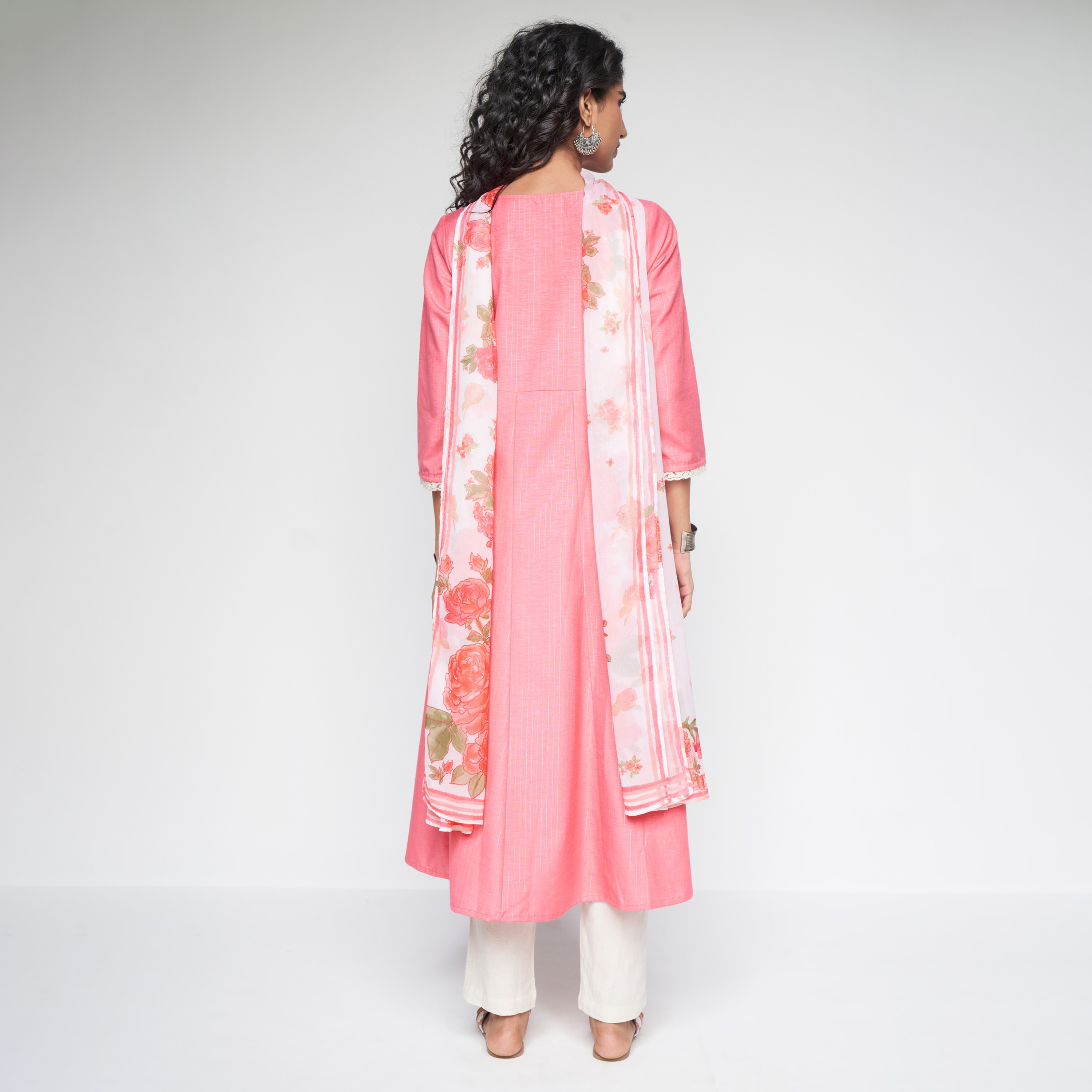 طقم قطعتين من كورتا متوهجة مطرزة برقبة على شكل وى مع دوباتا مطبوع من آي تي إس إي-women-clothing-ethnicwear-salwarsuits-image-4