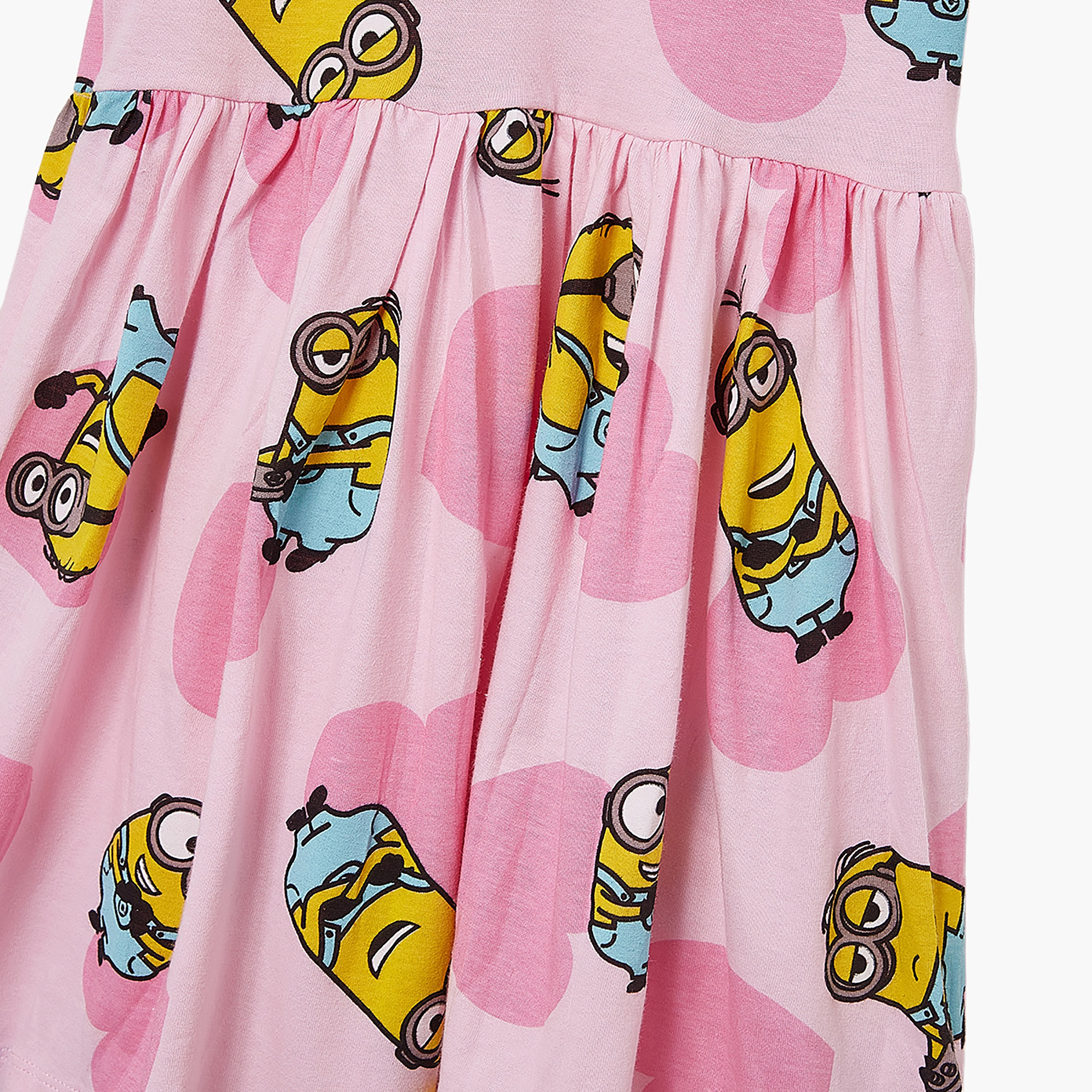 فستان بأكمام قصيرة بطبعة جرافيك منيون-girls-clothing-dressesandjumpsuits-image-6