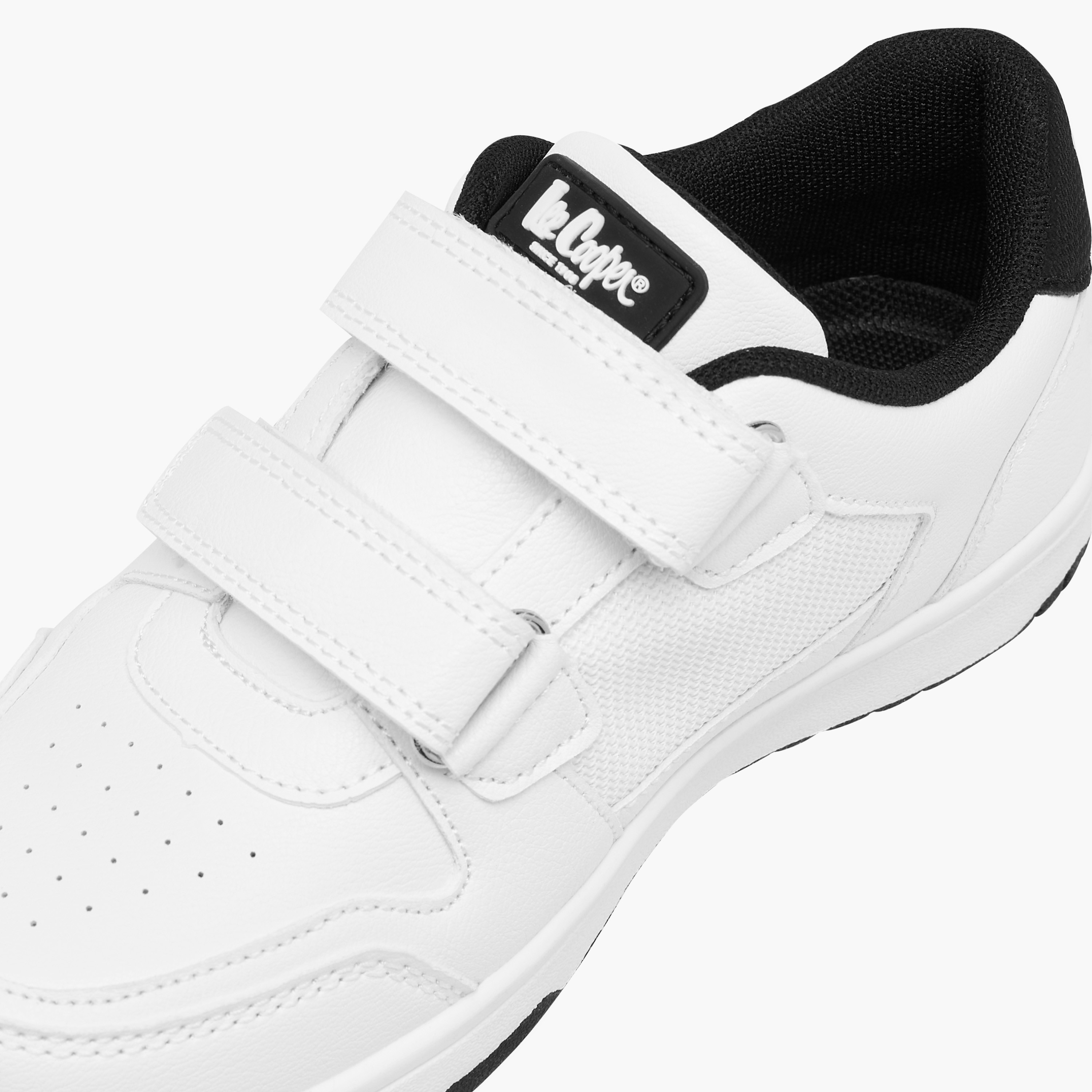 حذاء سنيكرز بزخارف شعار وشريط إغلاق لاصق للأولاد من لي كوبر-boys-shoes-schoolshoes-image-4