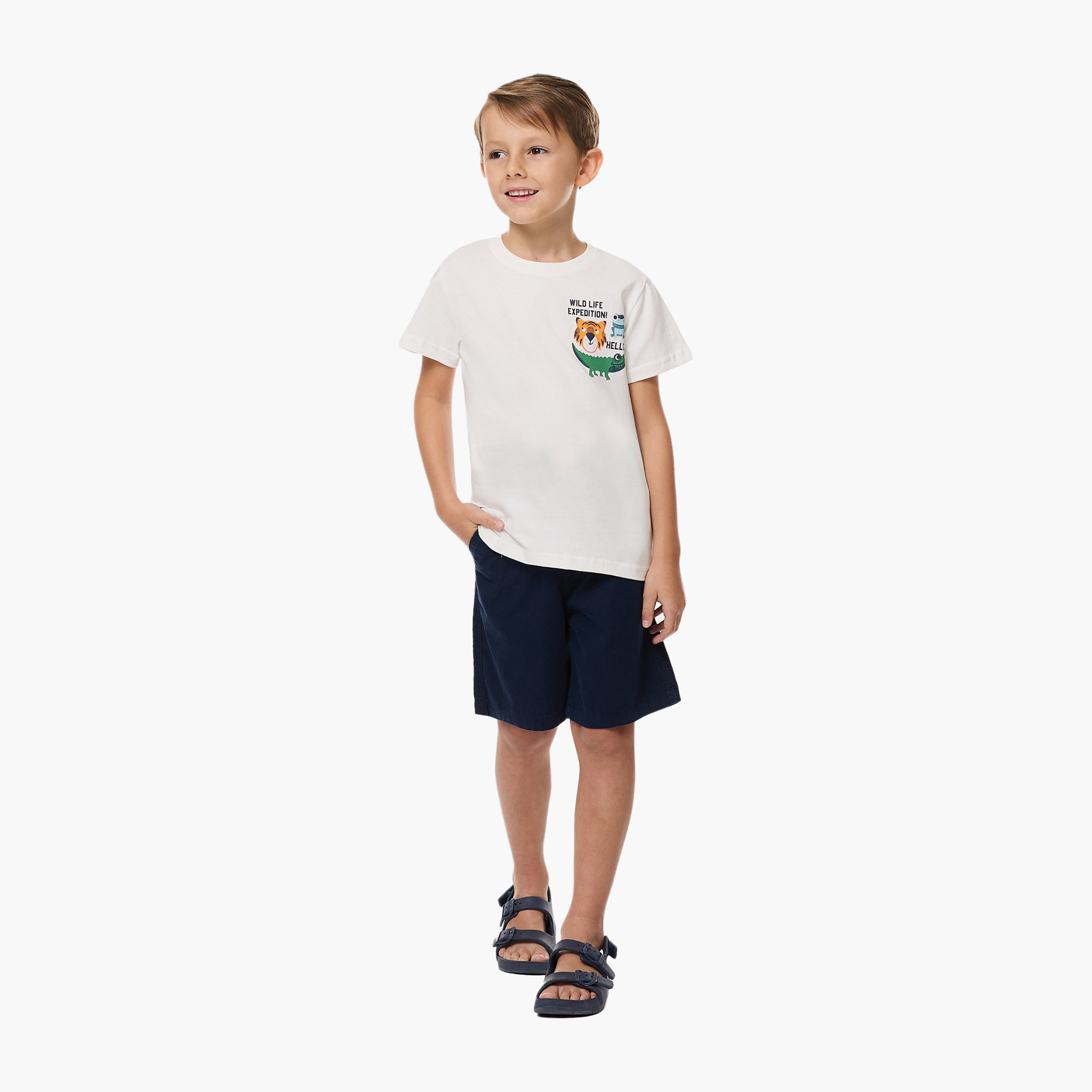 طقم تي شيرت وشورت مطبوع من فيكتور آند جين - أبيض وكحلي-boys-clothing-setsandcoords-image-1
