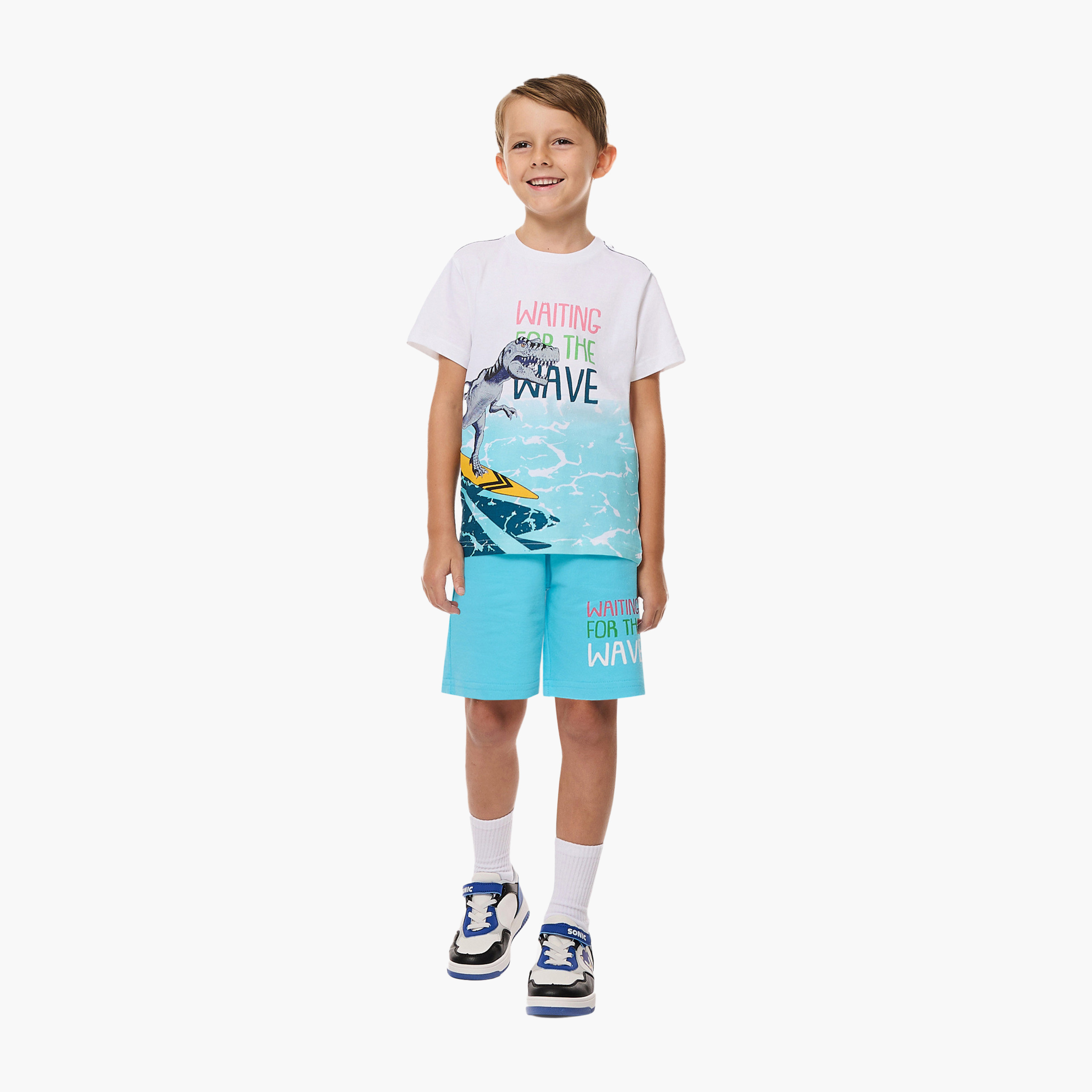طقم تي شيرت وشورت بطبعة ديناصور من فيكتور آند جين - أبيض وأزرق-boys-clothing-setsandcoords-image-1
