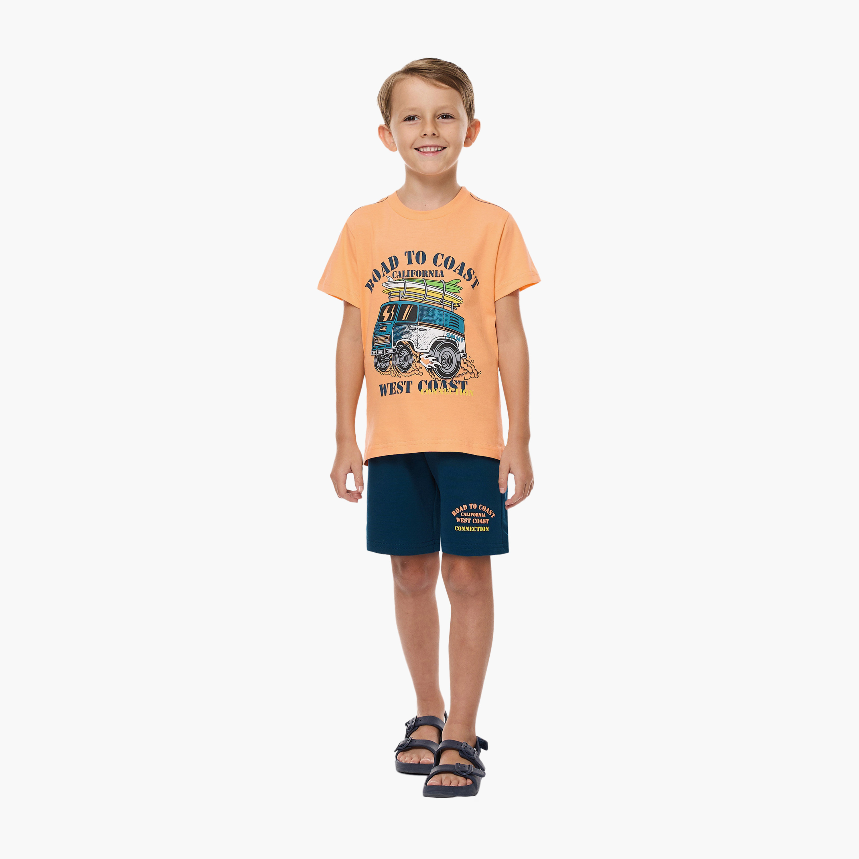 طقم تي شيرت وشورت بطبعة شعار "الطريق إلى الساحل" من فيكتور آند جين - مرجاني وأزرق-boys-clothing-setsandcoords-image-1