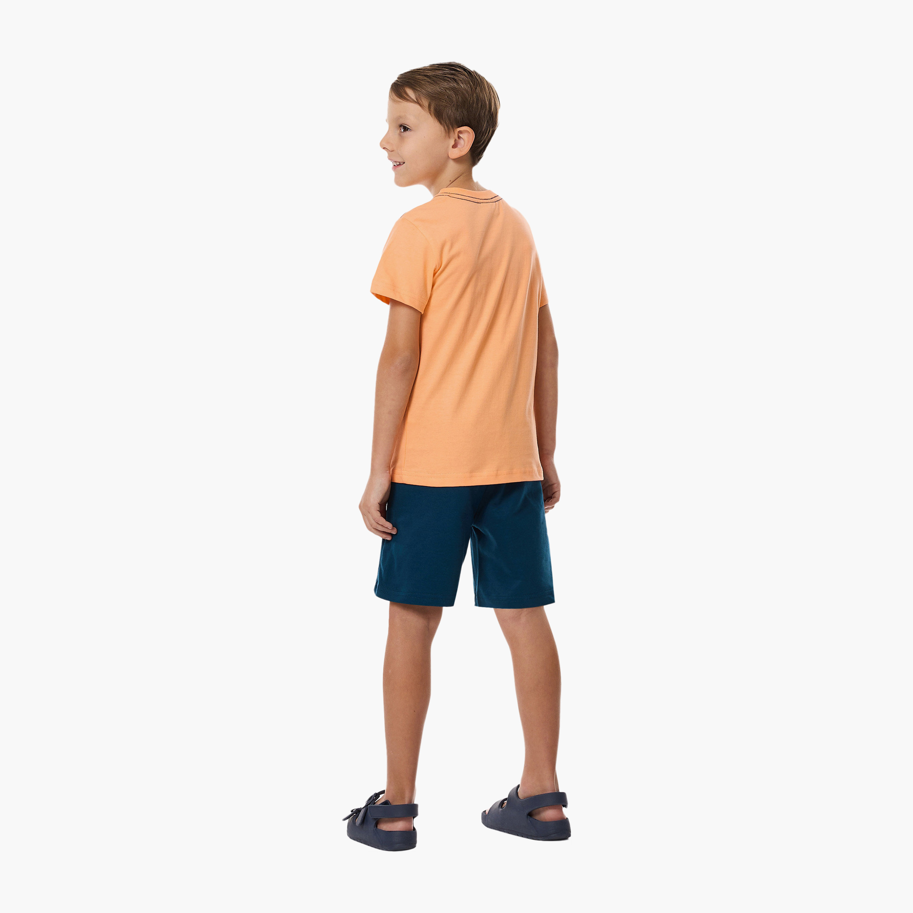 طقم تي شيرت وشورت بطبعة شعار "الطريق إلى الساحل" من فيكتور آند جين - مرجاني وأزرق-boys-clothing-setsandcoords-image-2