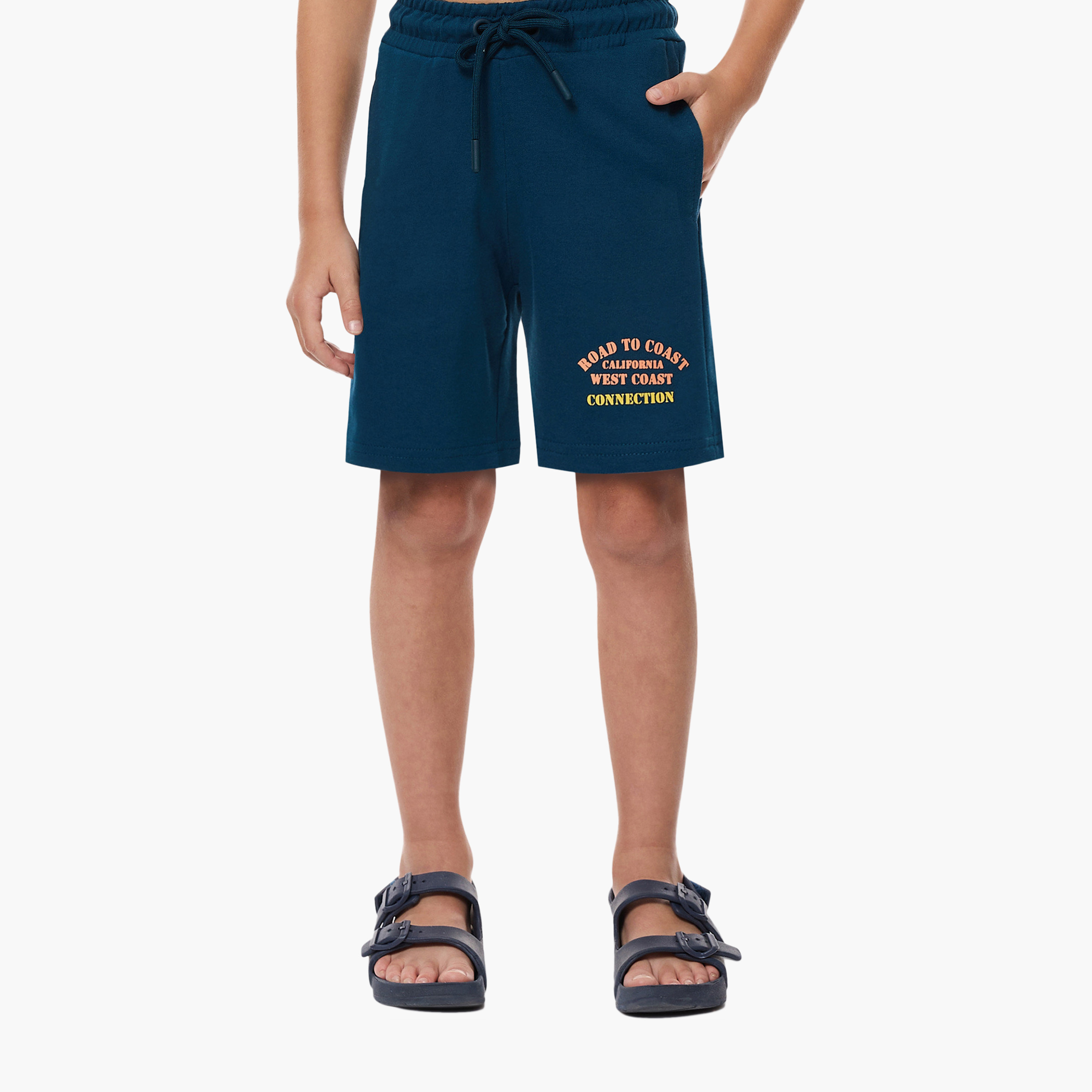 طقم تي شيرت وشورت بطبعة شعار "الطريق إلى الساحل" من فيكتور آند جين - مرجاني وأزرق-boys-clothing-setsandcoords-image-4