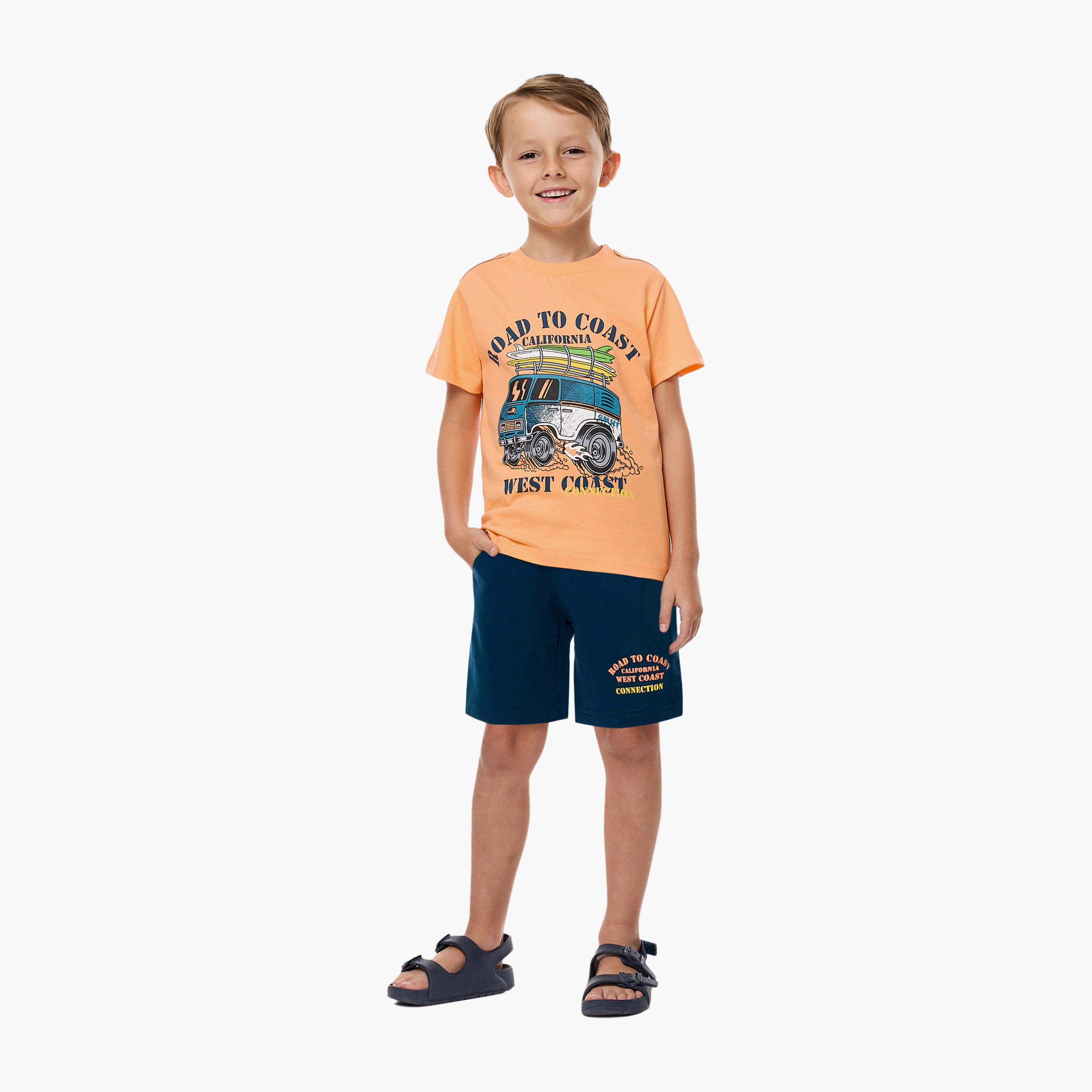 طقم تي شيرت وشورت بطبعة شعار "الطريق إلى الساحل" من فيكتور آند جين - مرجاني وأزرق-boys-clothing-setsandcoords-image-5
