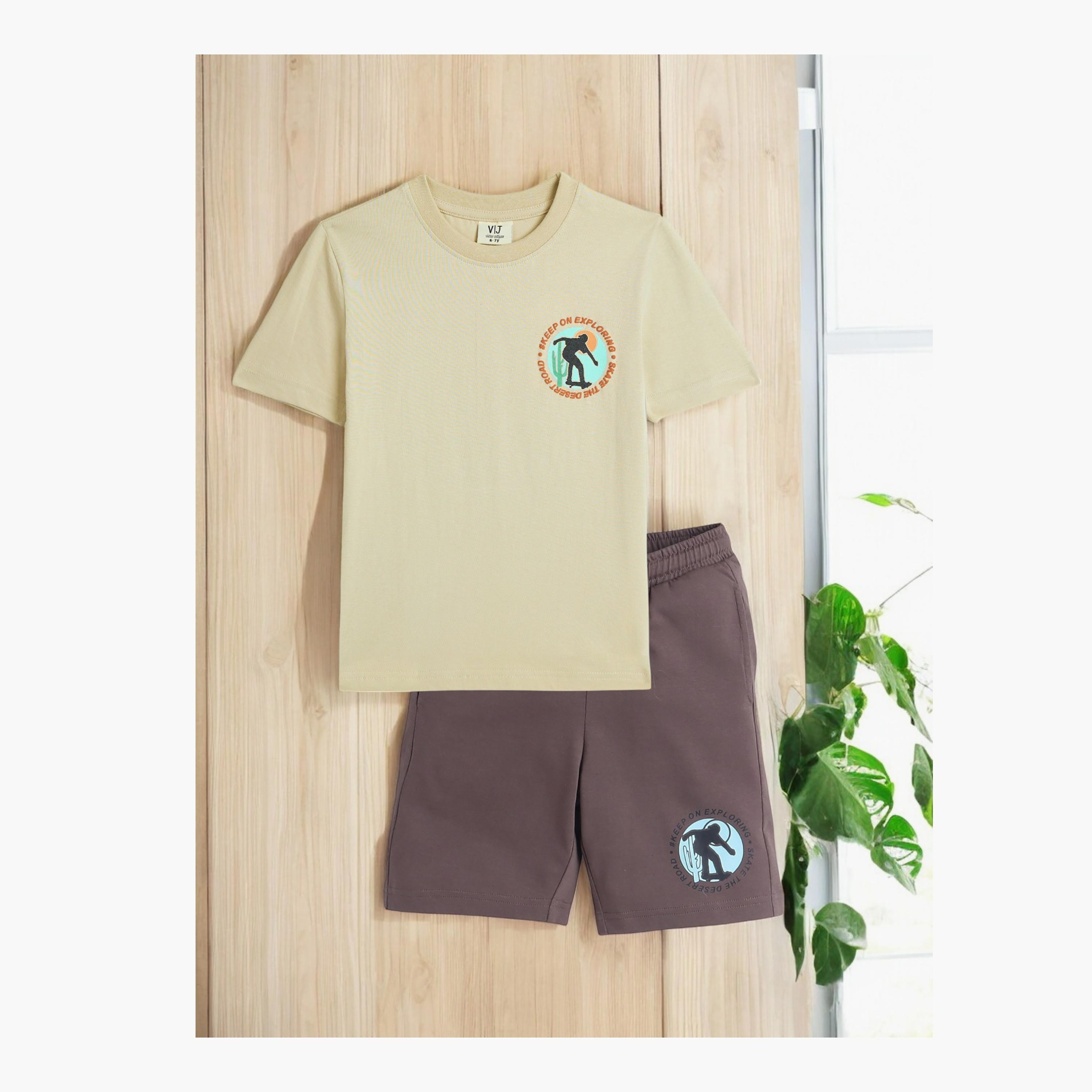 تي شيرت مطبوع بأكمام قصيرة مع شورت من قطعتين من فيكتور اند جين-boys-clothing-setsandcoords-image-6