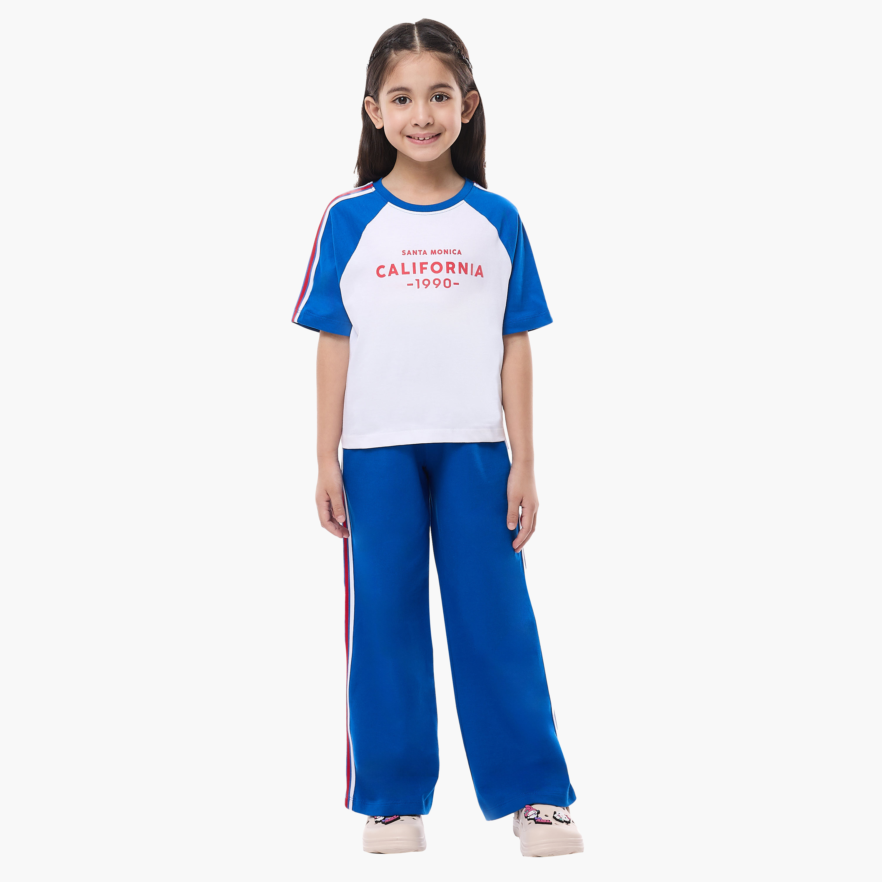طقم تيشيرت بأكمام قصيرة وطبعة شعار مع بنطال بأرجل واسعة من فيكتور آند جين-girls-clothing-winterwear-setsandcoords-image-1