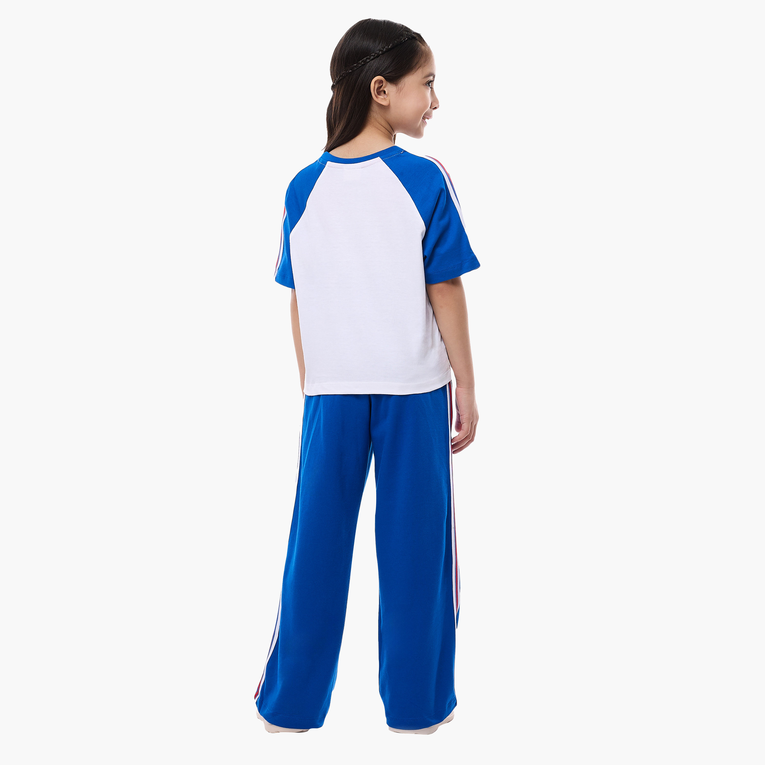 طقم تيشيرت بأكمام قصيرة وطبعة شعار مع بنطال بأرجل واسعة من فيكتور آند جين-girls-clothing-winterwear-setsandcoords-image-2