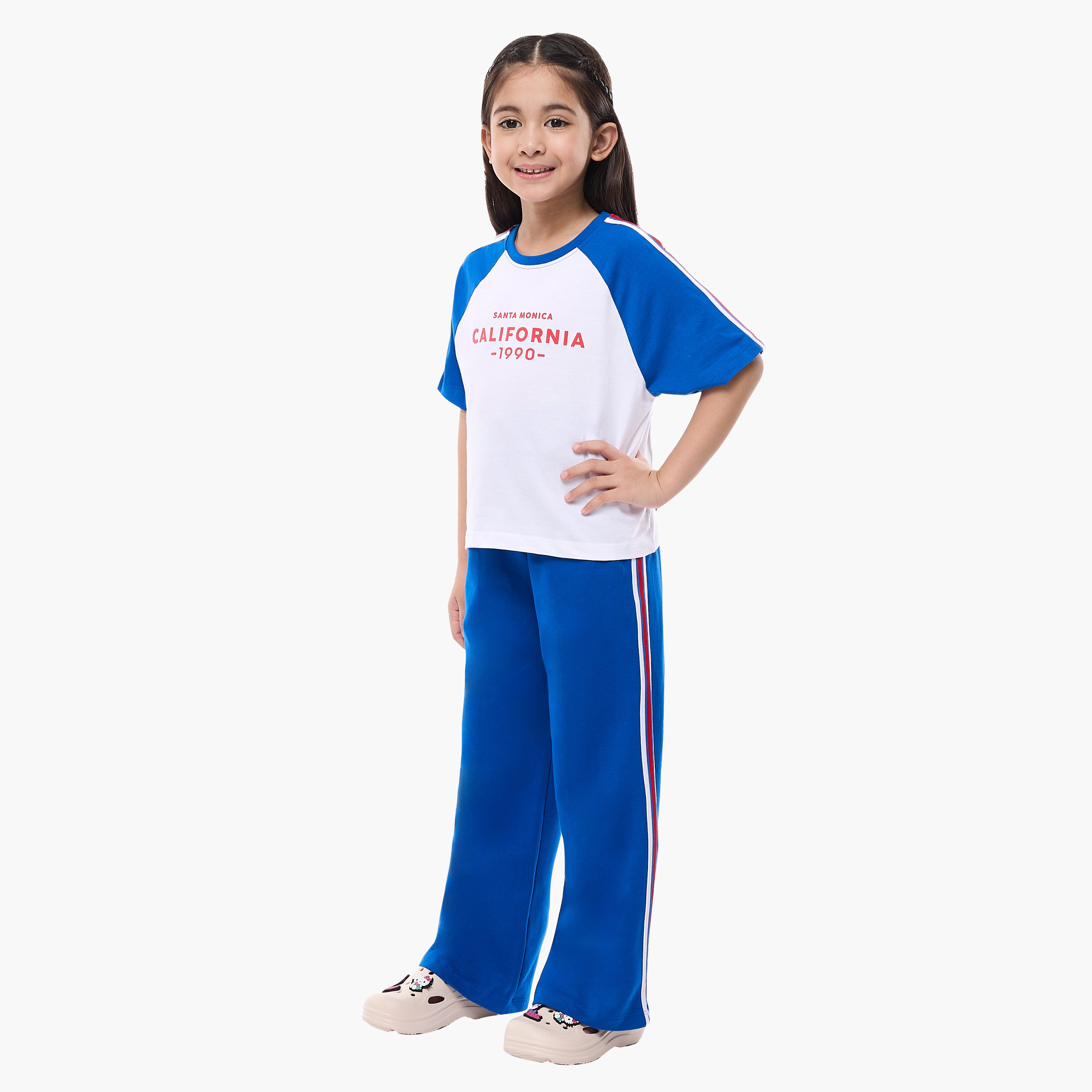 طقم تيشيرت بأكمام قصيرة وطبعة شعار مع بنطال بأرجل واسعة من فيكتور آند جين-girls-clothing-winterwear-setsandcoords-image-3