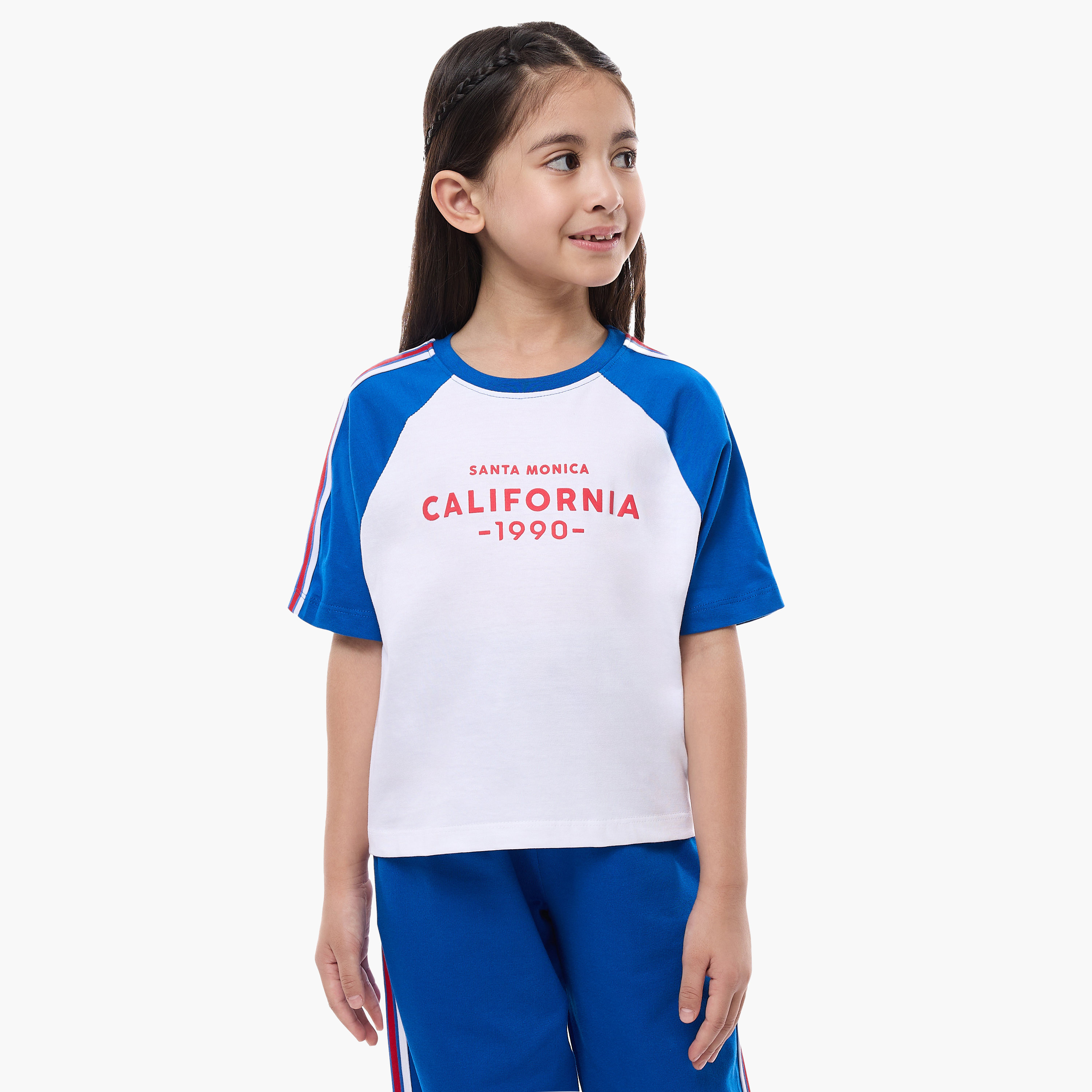طقم تيشيرت بأكمام قصيرة وطبعة شعار مع بنطال بأرجل واسعة من فيكتور آند جين-girls-clothing-winterwear-setsandcoords-image-4