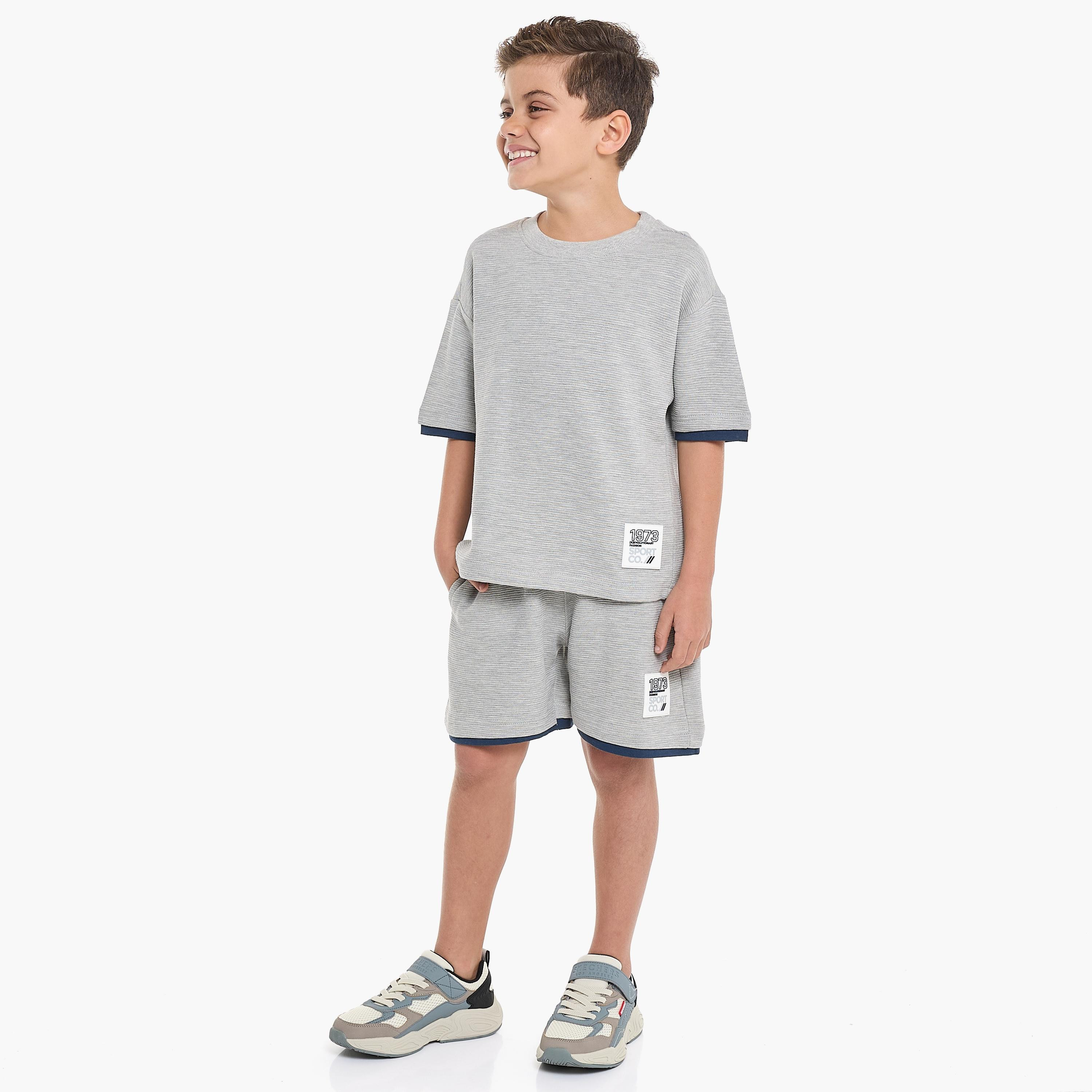 تي شيرت سادة بأكمام قصيرة مع شورت من قطعتين من فيكتور اند جين-boys-clothing-setsandcoords-image-1