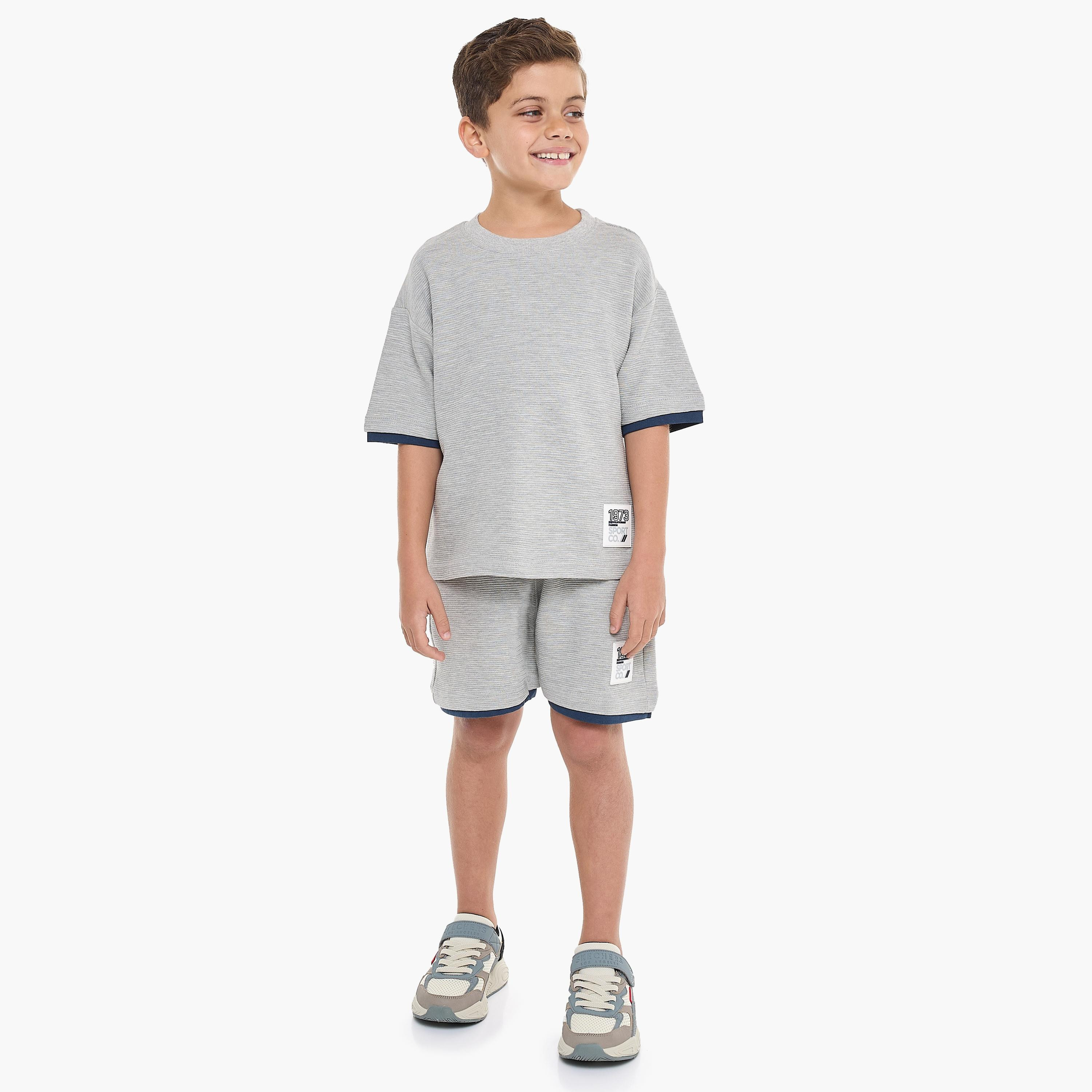تي شيرت سادة بأكمام قصيرة مع شورت من قطعتين من فيكتور اند جين-boys-clothing-setsandcoords-image-3