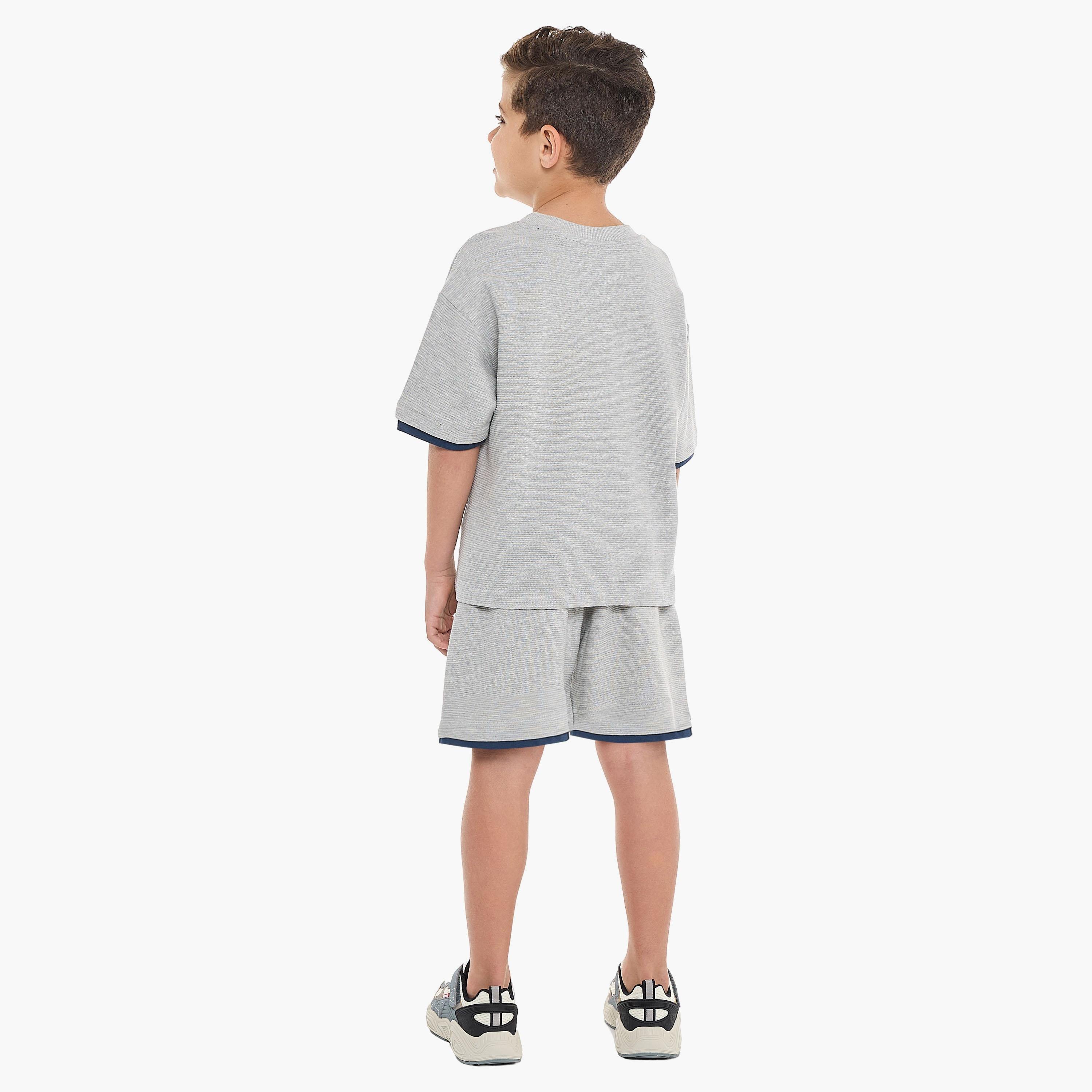 تي شيرت سادة بأكمام قصيرة مع شورت من قطعتين من فيكتور اند جين-boys-clothing-setsandcoords-image-4