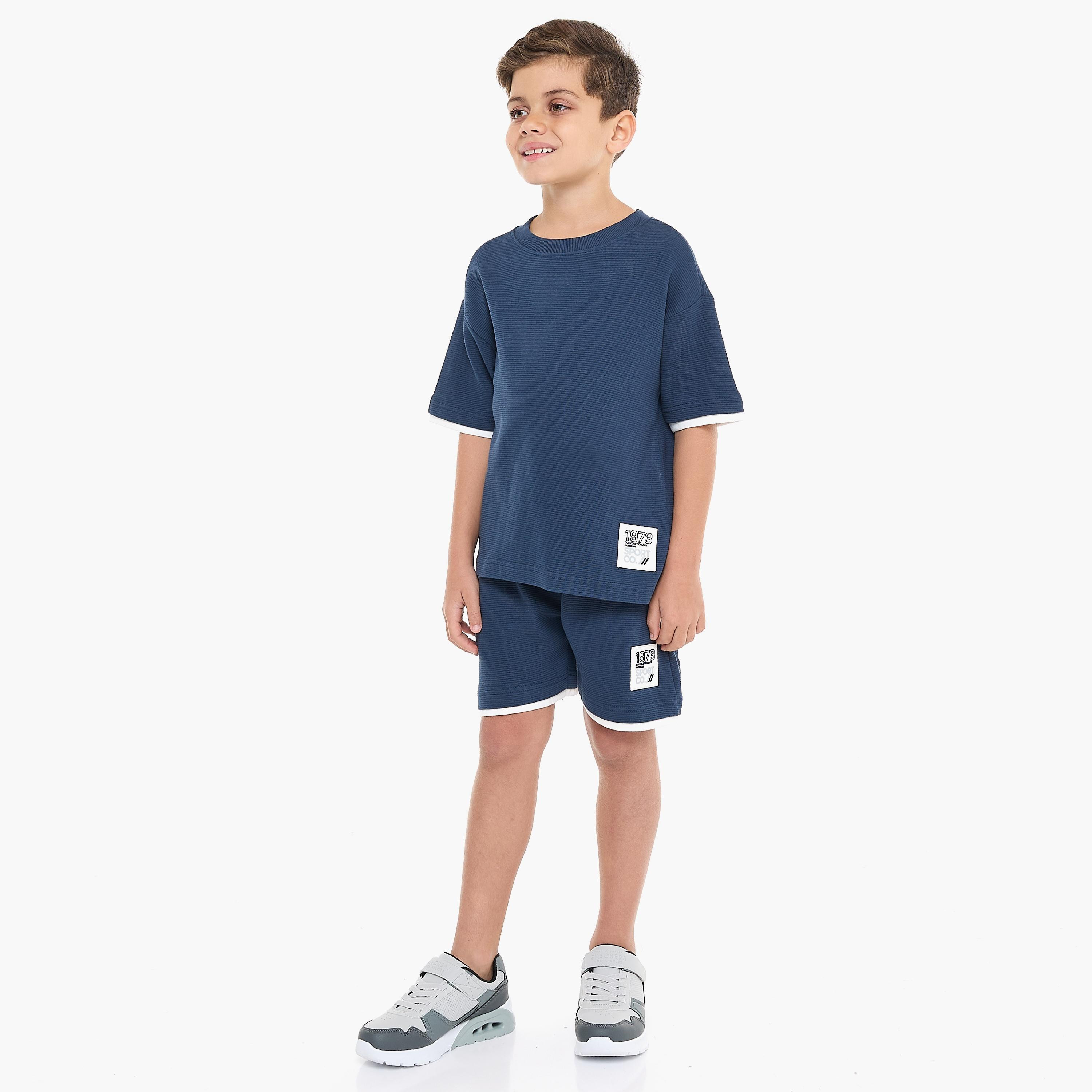 تي شيرت سادة بأكمام قصيرة مع شورت من قطعتين من فيكتور اند جين-baby-boys-clothing-setsandcoords-image-3