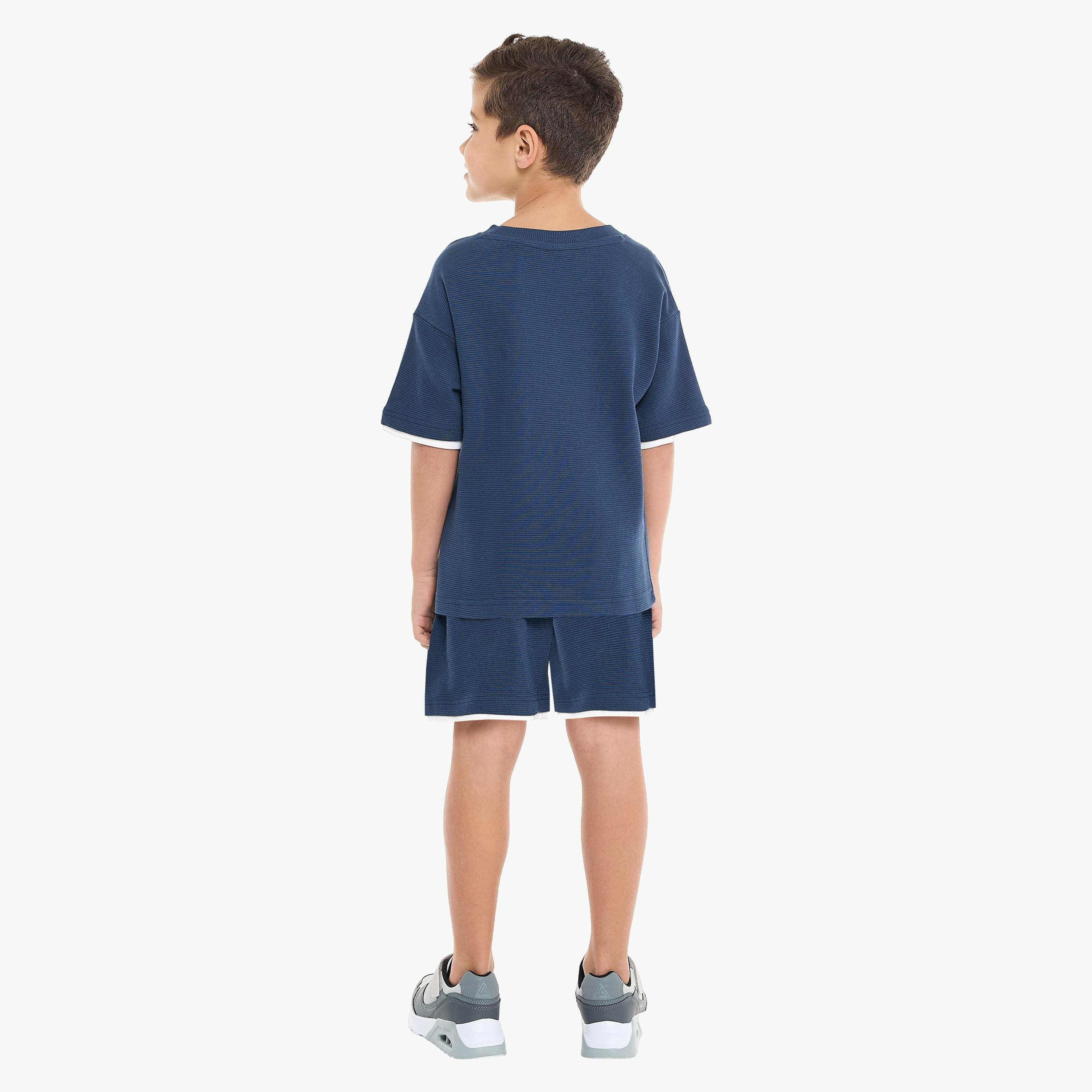 تي شيرت سادة بأكمام قصيرة مع شورت من قطعتين من فيكتور اند جين-baby-boys-clothing-setsandcoords-image-4