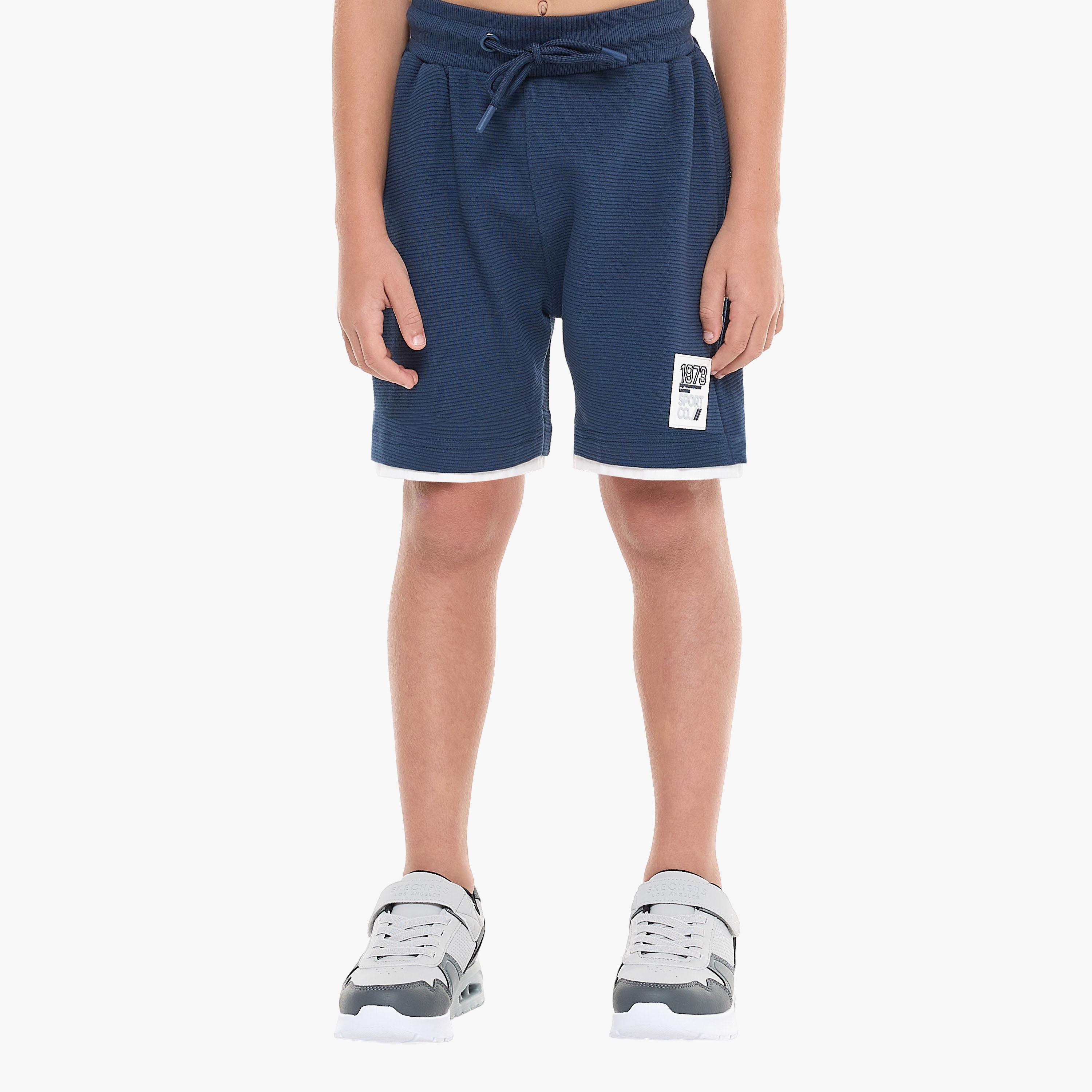 تي شيرت سادة بأكمام قصيرة مع شورت من قطعتين من فيكتور اند جين-baby-boys-clothing-setsandcoords-image-5