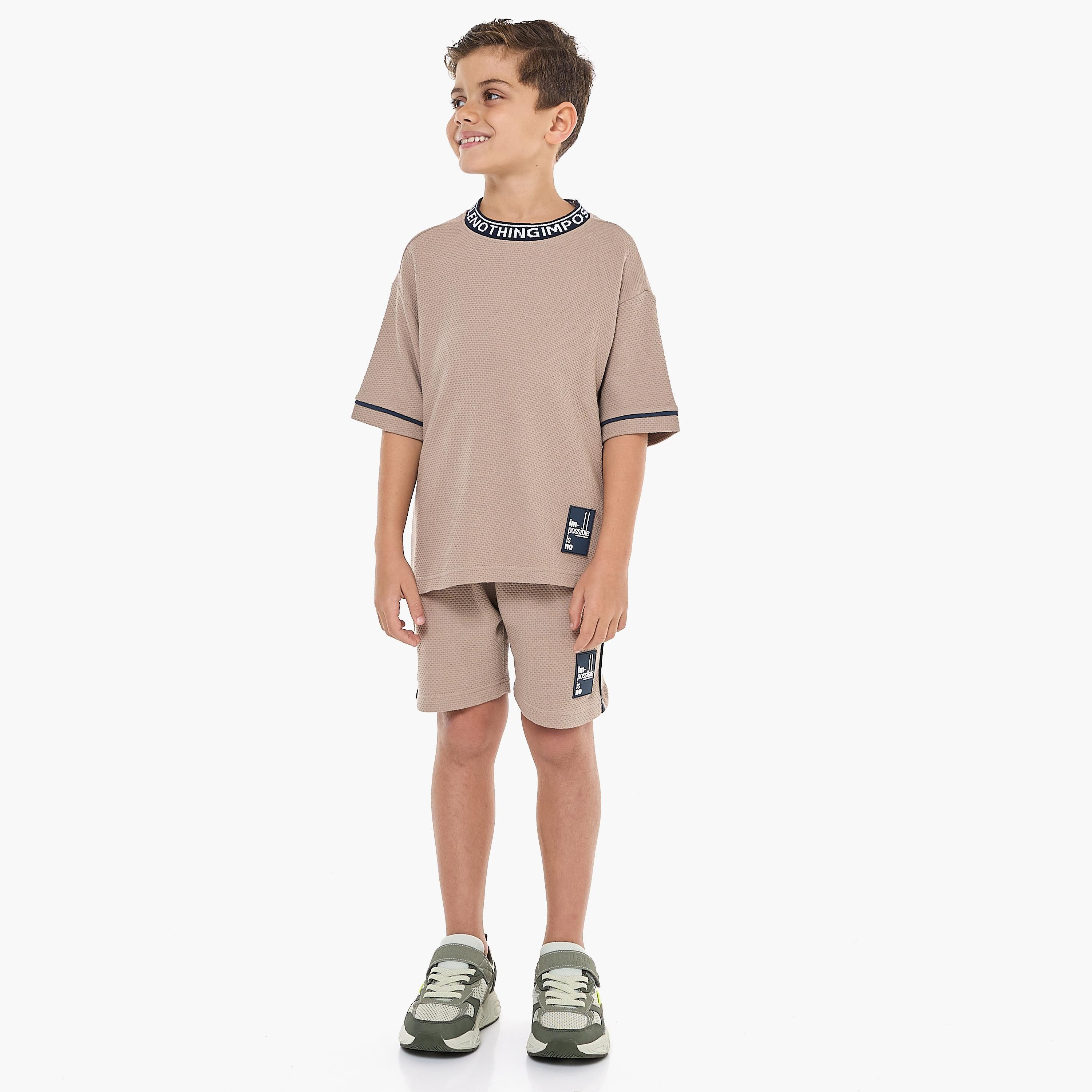تي شيرت بأكمام قصيرة ومزخرف مع شورت من قطعتين من فيكتور اند جين-boys-clothing-setsandcoords-image-4